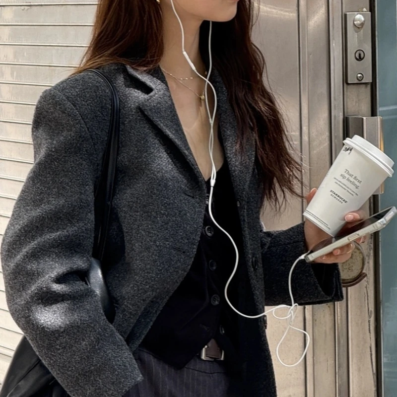 Корейское шерстяное пальто-жакет с отложным воротником на одной пуговице, осенняя новинка, женское утепленное шерстяное пальто, повседневный стиль
Корейское шерстяное пальто-жакет с отложным воротником на одной пуговице, осенняя новинка, женское утепленное шерстяное пальто, повседневный стиль