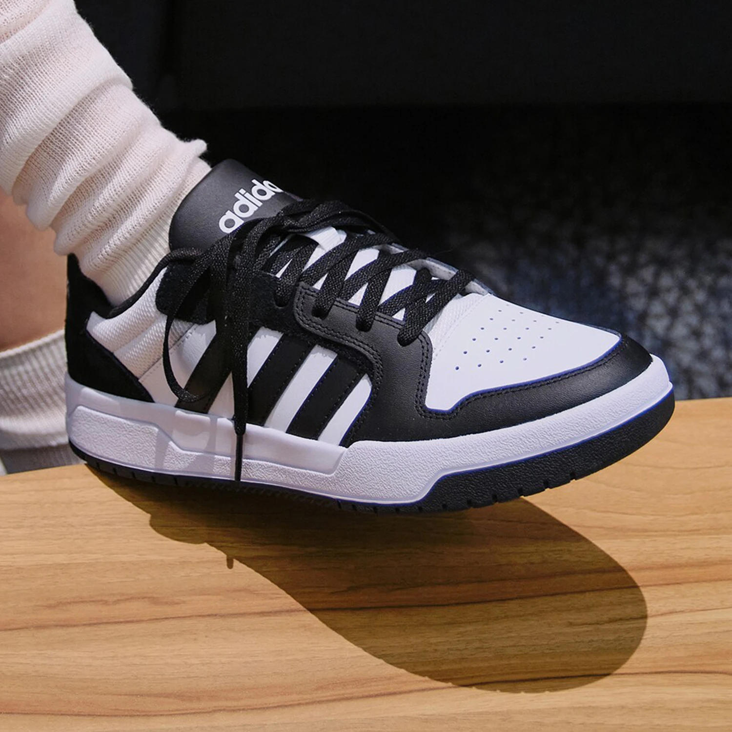 Adidas genuine ENTRAP men's and women's basketball style low top sports shoes JI2560
Adidas genuine ENTRAP men's and women's basketball style low top sports shoes JI2560