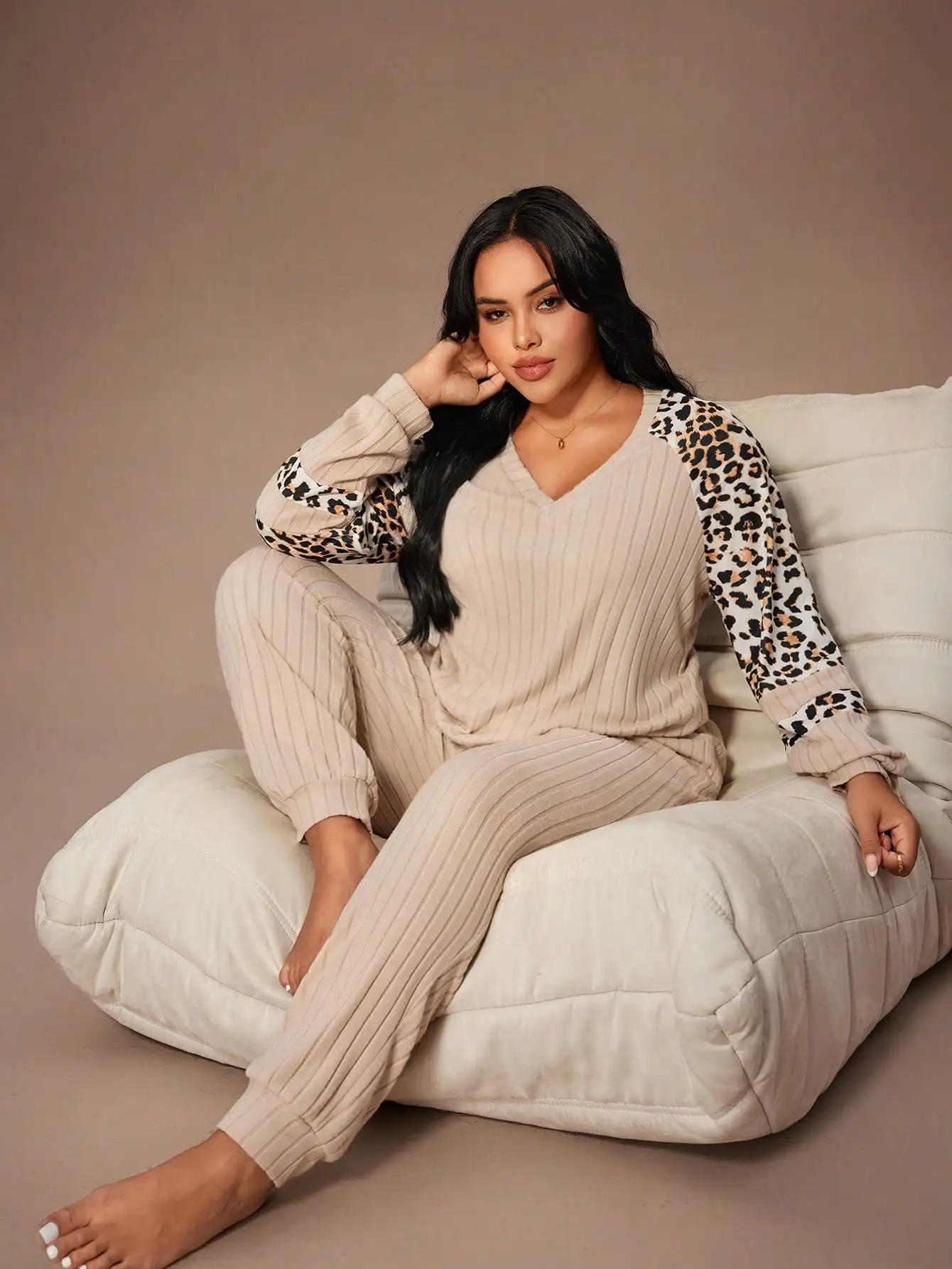 Женский комплект для отдыха больших размеров с V-образным вырезом и леопардовыми вставками на рукавах
Женский комплект для отдыха больших размеров с V-образным вырезом и леопардовыми вставками на рукавах