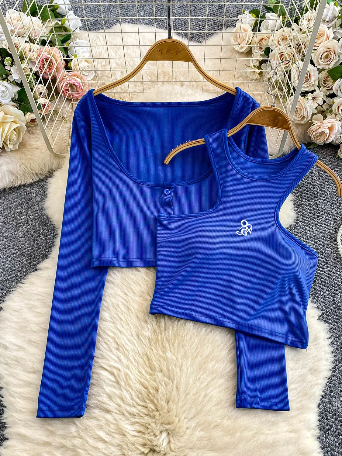 Pure Desire Sexy Long Sve U-Ne Вязаный кардиган из ледяного шелка или пальто с нагрудником, висящий жилет, комплект из двух предметов для...
Pure Desire Sexy Long Sve U-Ne Вязаный кардиган из ледяного шелка или пальто с нагрудником, висящий жилет, комплект из двух предметов для...