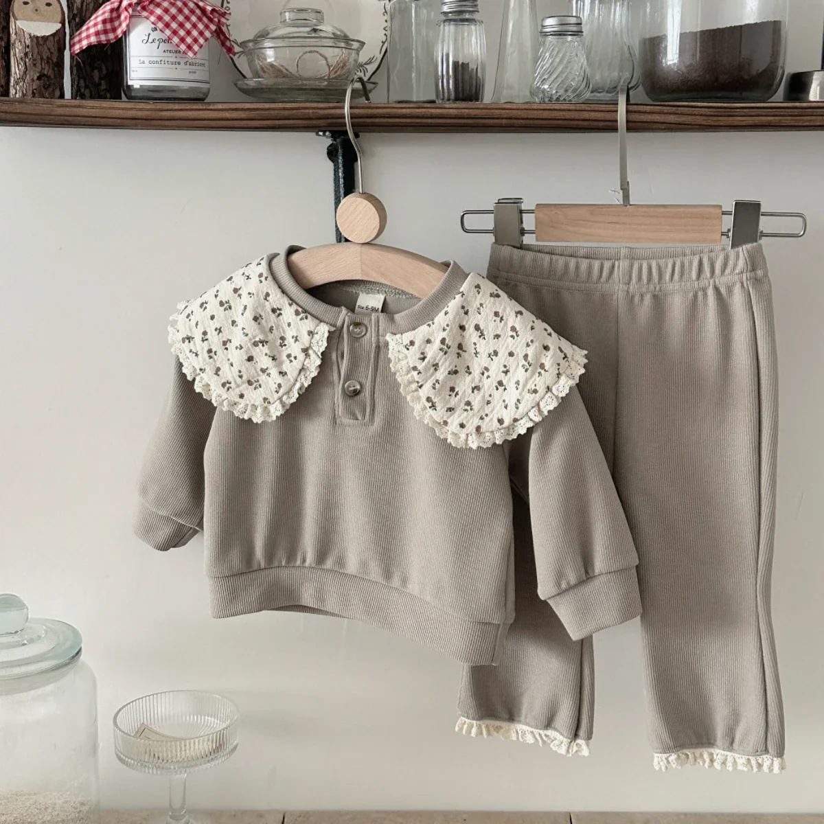1-3 Years Baby Girl Clothes Hot Sale Khaki Floral Peter Pan Collar Sweatshirt and Pant Set Lace Trim Toddler Outfit
1-3 Years Baby Girl Clothes Hot Sale Khaki Floral Peter Pan Collar Sweatshirt and Pant Set Lace Trim Toddler Outfit