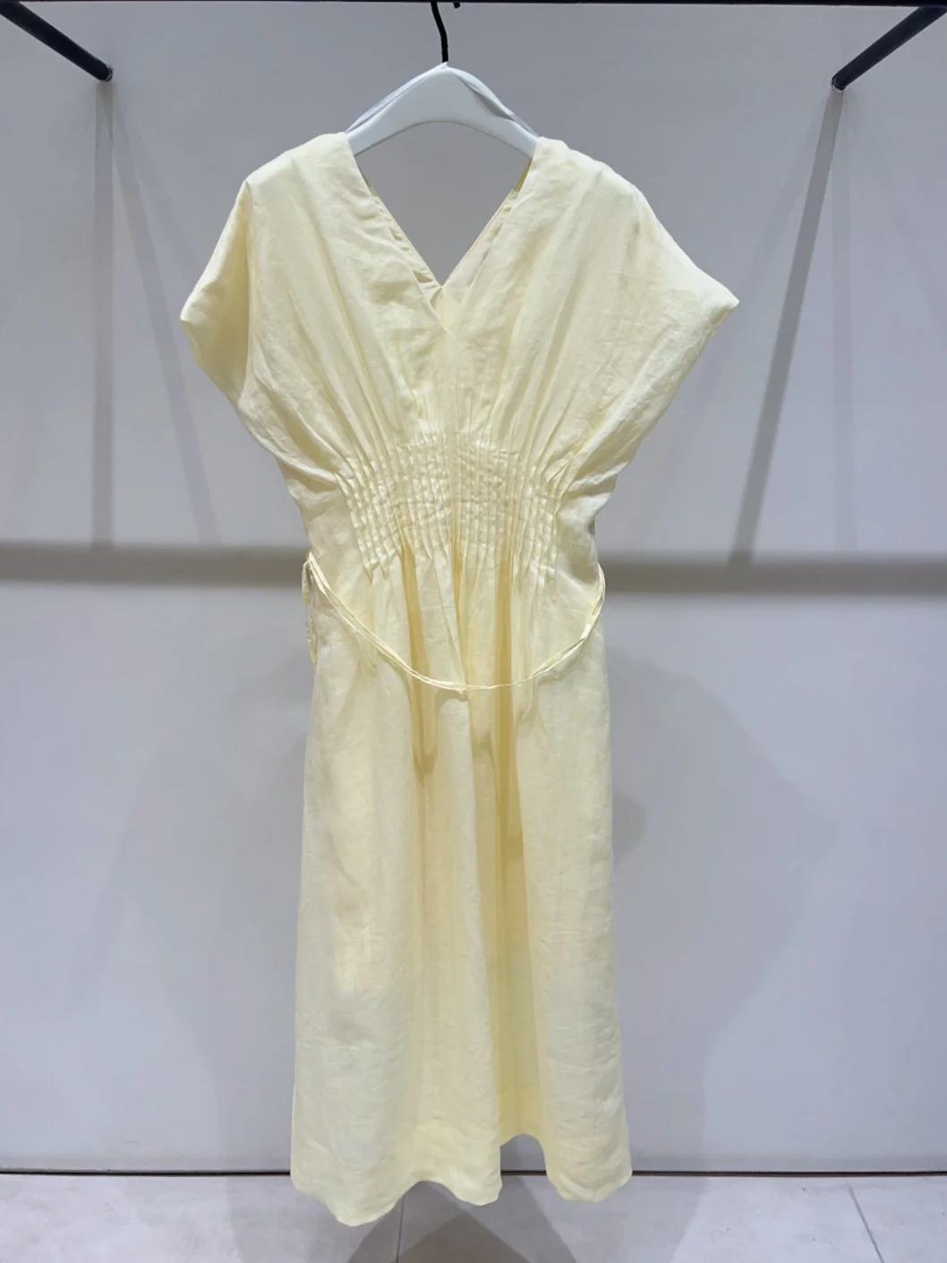 HEIDD SE2026 Summer Vacation Style Light Yellow Pleated Waist-Cinching Midi Length Hemp Dress Fairy Skirt Short Sleeve V-Neck
HEIDD SE2026 Summer Vacation Style Light Yellow Pleated Waist-Cinching Midi Length Hemp Dress Fairy Skirt Short Sleeve V-Neck