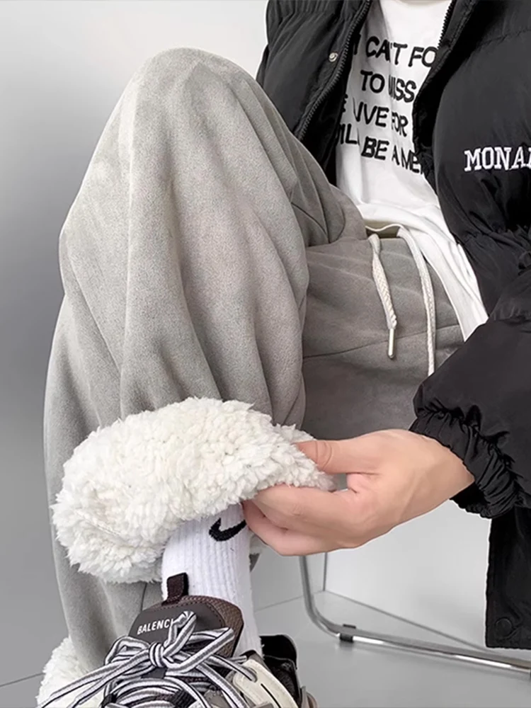 Мужские зимние повседневные брюки из бархатной ткани Extra Thi Lamb с флисовой подкладкой, модные брендовые спортивные брюки свободного кроя с эластичной резинкой на талии, однотонные
Мужские зимние повседневные брюки из бархатной ткани Extra Thi Lamb с флисовой подкладкой, модные брендовые спортивные брюки свободного кроя с эластичной резинкой на талии, однотонные