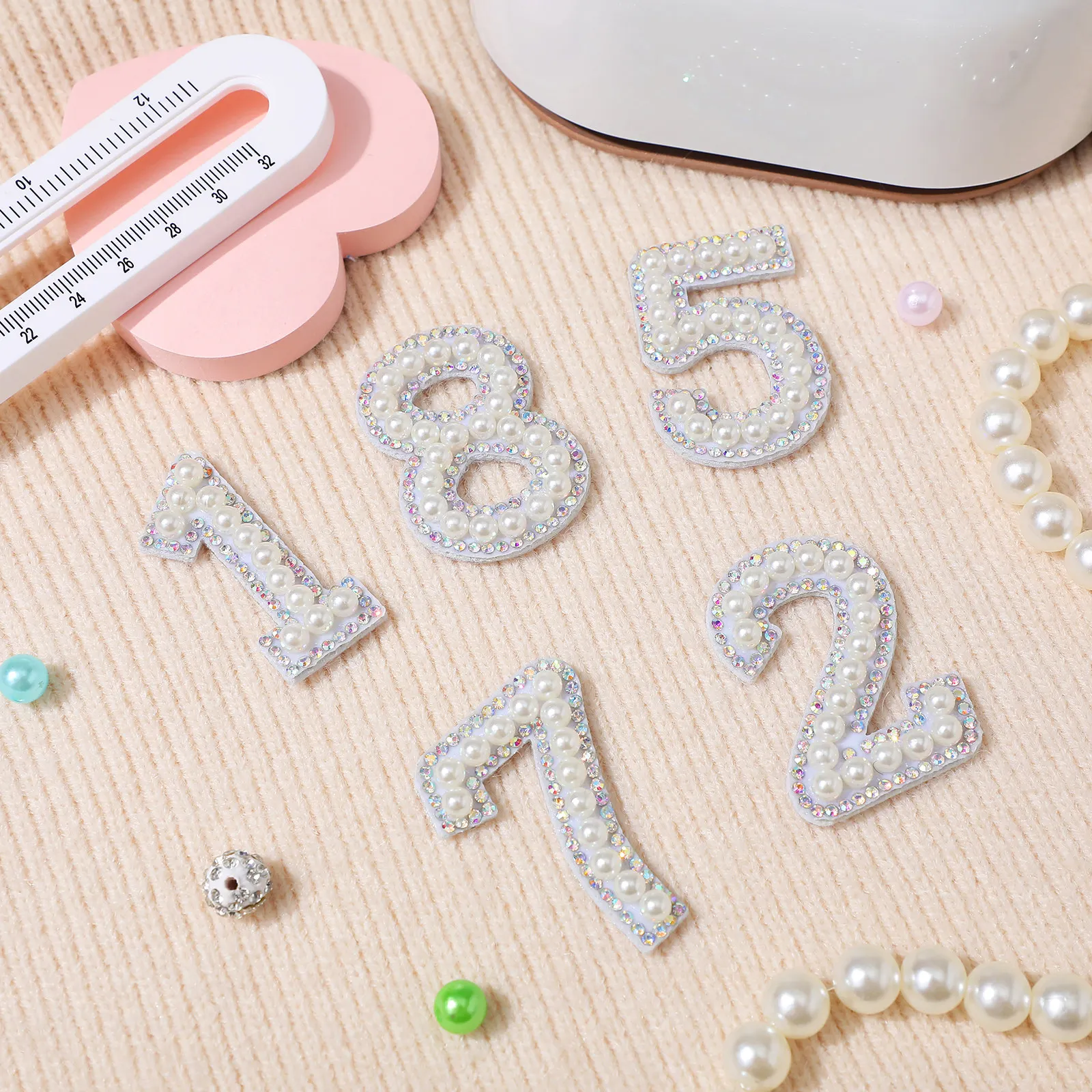 10 шт. блестящих аппликаций-цифр 0-9 со стразами и искусственным жемчугом, пришиваемых к одежде, для вышивки и декора сцены
10 шт. блестящих аппликаций-цифр 0-9 со стразами и искусственным жемчугом, пришиваемых к одежде, для вышивки и декора сцены