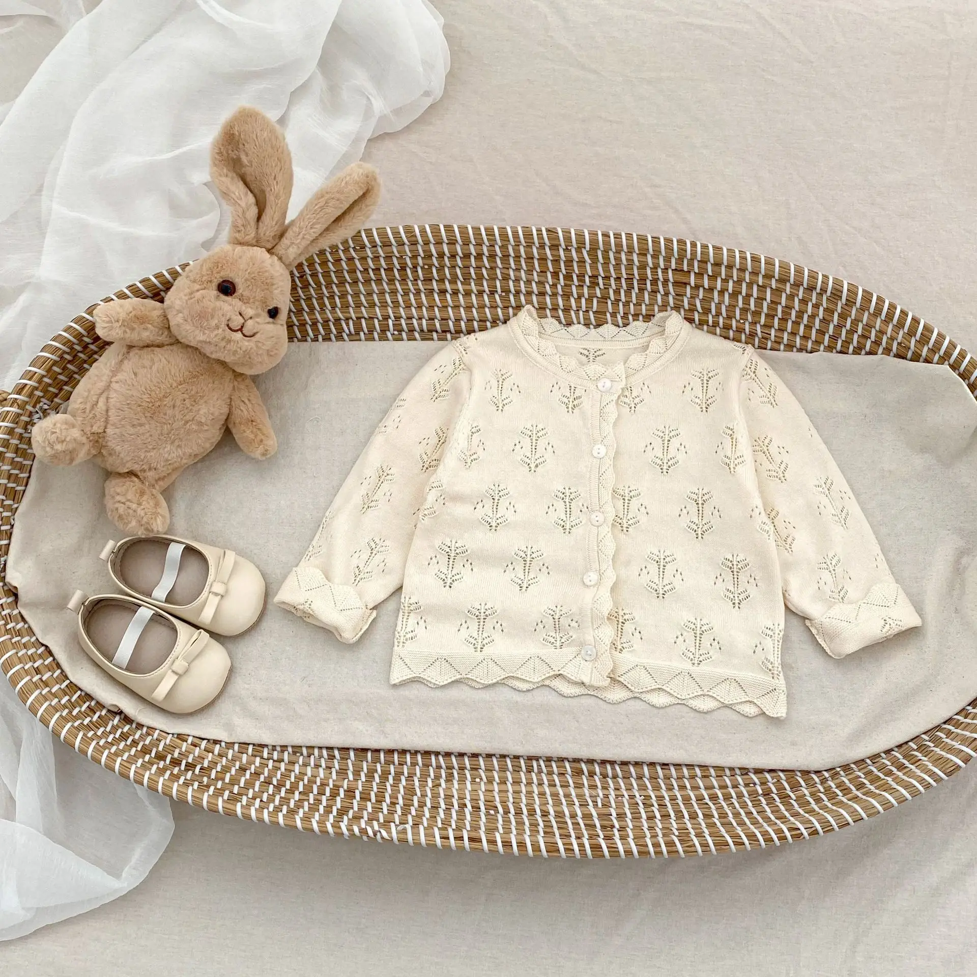 Новая летняя одежда для малышей 0-3 лет, нежный тонкий кардиган для маленьких девочек, рубашка с длинными рукавами и кондиционером
Новая летняя одежда для малышей 0-3 лет, нежный тонкий кардиган для маленьких девочек, рубашка с длинными рукавами и кондиционером