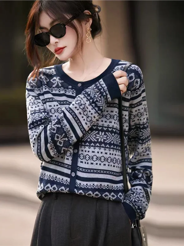 Универсальный женский вязаный кардиган Ele, весна 2025, повседневный, с ретро-принтом, модный, мягкий, с длинными рукавами, круглым вырезом, на пуговицах
Универсальный женский вязаный кардиган Ele, весна 2025, повседневный, с ретро-принтом, модный, мягкий, с длинными рукавами, круглым вырезом, на пуговицах