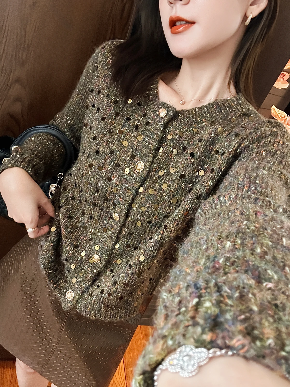 Женский вязаный кардиган с пайетками, осенний, модный, мягкий, теплый, с длинными рукавами и круглым вырезом
Женский вязаный кардиган с пайетками, осенний, модный, мягкий, теплый, с длинными рукавами и круглым вырезом