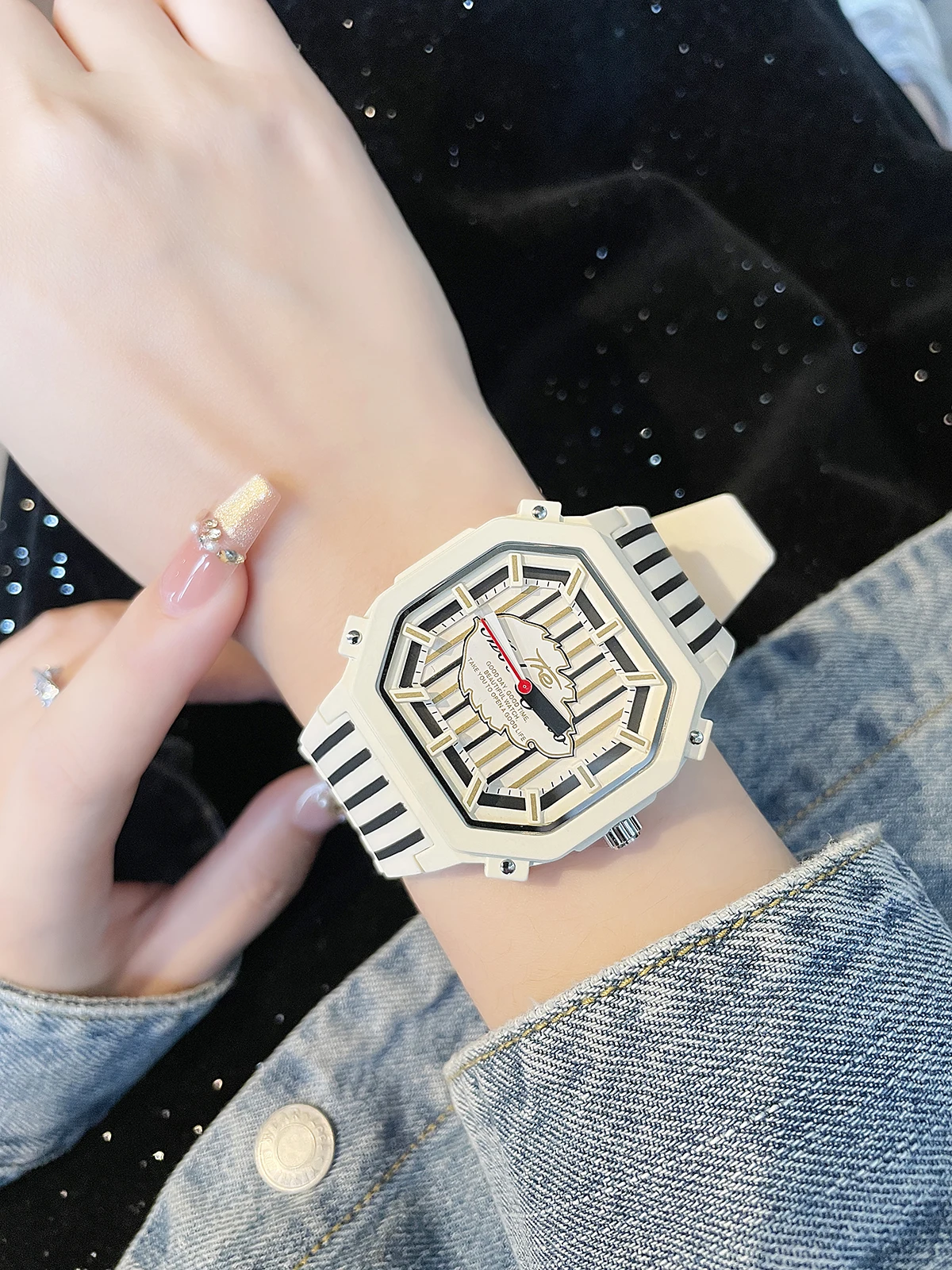Vintage Fashion Women's Square Shaped Quartz Wristwatch Simple Stripe Silicone Rubber Strap Clock Girls Pink White Sports Reloj
Vintage Fashion Women's Square Shaped Quartz Wristwatch Simple Stripe Silicone Rubber Strap Clock Girls Pink White Sports Reloj