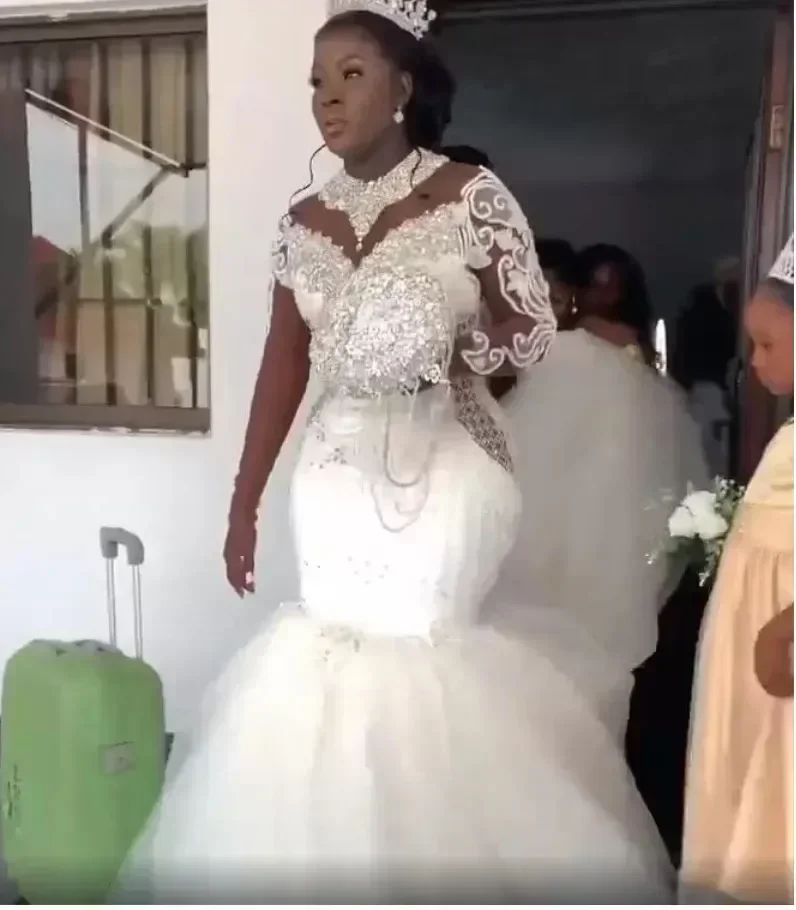 Customized Long Sleeves Lace Apppliues Mermaid Black Woman Wedding DressesCrystals Beading Buttons Back Bridal Gowns
Customized Long Sleeves Lace Apppliues Mermaid Black Woman Wedding DressesCrystals Beading Buttons Back Bridal Gowns