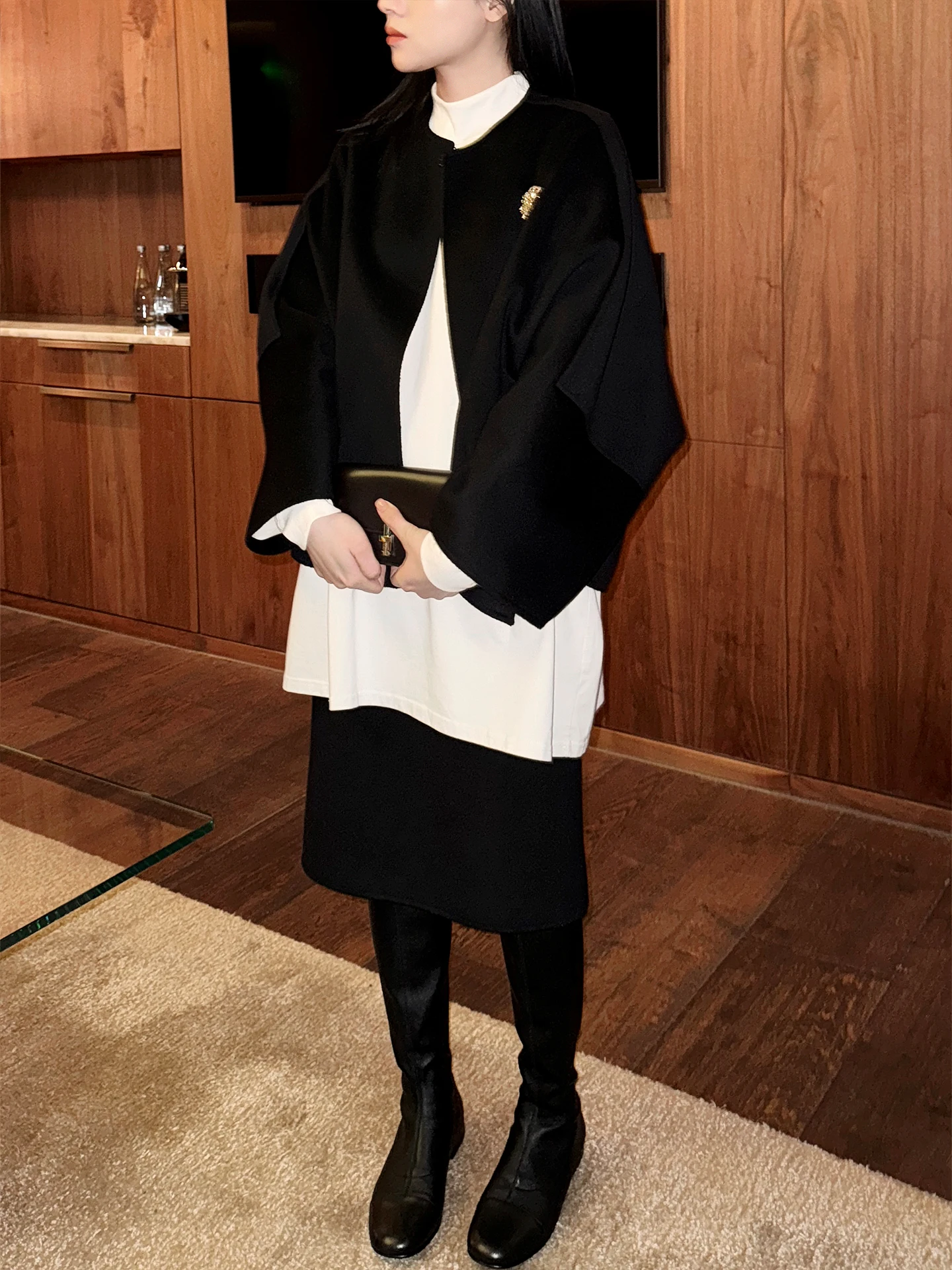 Двусторонняя шерстяная куртка-камере от MUALLYCHEN: Модный дизайн с драпировкой на плечах, роскошная верхняя одежда для женщин
Двусторонняя шерстяная куртка-камере от MUALLYCHEN: Модный дизайн с драпировкой на плечах, роскошная верхняя одежда для женщин