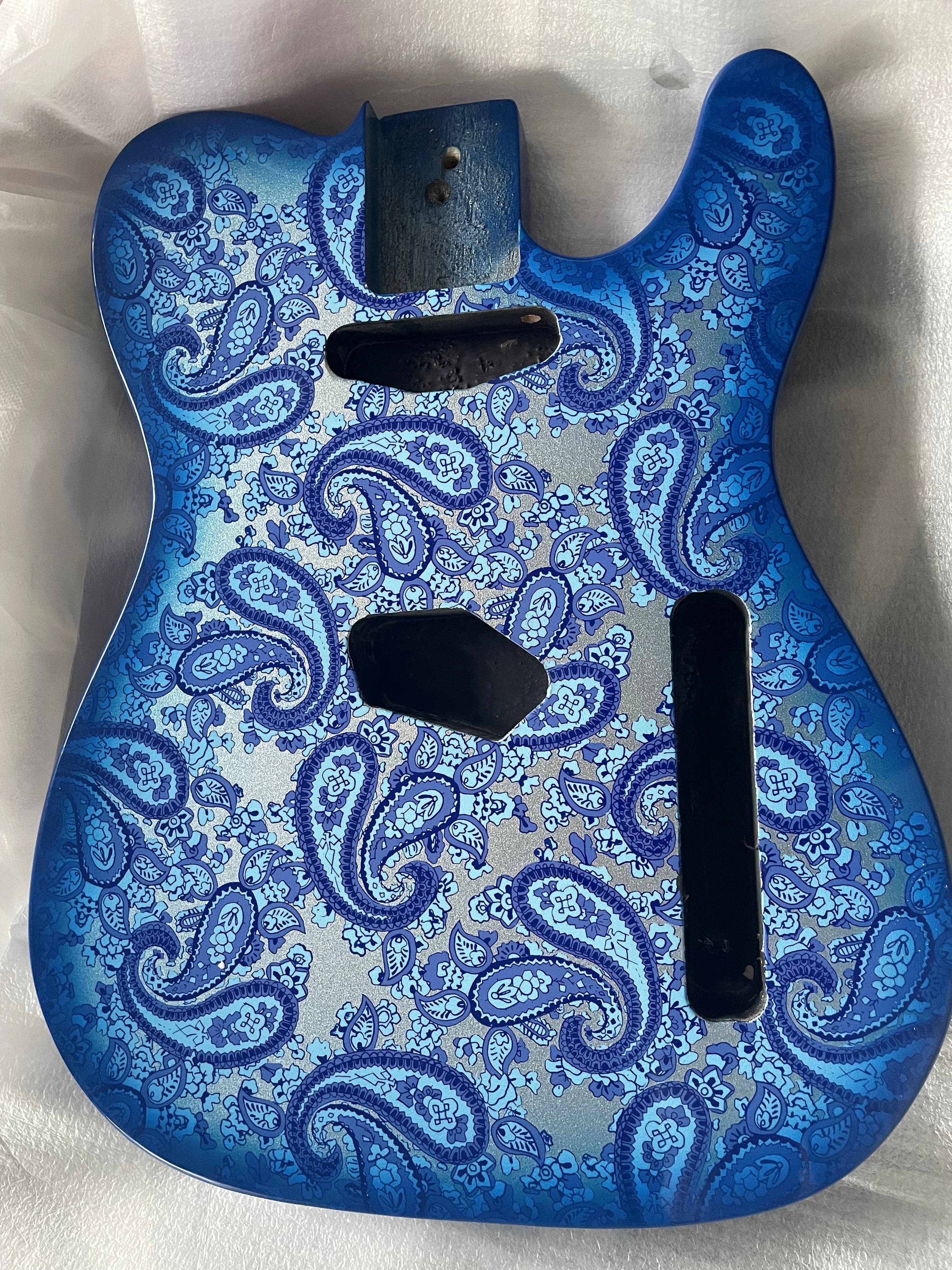 Electric Guitar Body Gloss Finished, Blue Amoeba Pattern, Solid Mahogany Wood,Real Photos,Wholesale,New,Only One,Super Beautiful
Electric Guitar Body Gloss Finished, Blue Amoeba Pattern, Solid Mahogany Wood,Real Photos,Wholesale,New,Only One,Super Beautiful