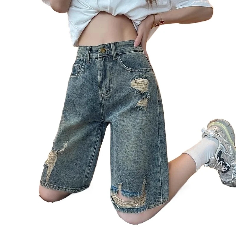 Цементно-серые джинсовые шорты с пятью точками для женщин. Новые летние брюки среднего размера с высокой талией и тонким А-образным вырезом с 5 точками отверстий.
Цементно-серые джинсовые шорты с пятью точками для женщин. Новые летние брюки среднего размера с высокой талией и тонким А-образным вырезом с 5 точками отверстий.