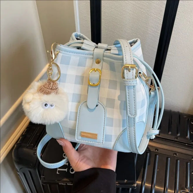 2025 Новая дизайнерская роскошная большая сумка для женщин. Модная клетчатая сумка-ведро с регулируемым ремешком. Стильная сумка через плечо для.
2025 Новая дизайнерская роскошная большая сумка для женщин. Модная клетчатая сумка-ведро с регулируемым ремешком. Стильная сумка через плечо для.