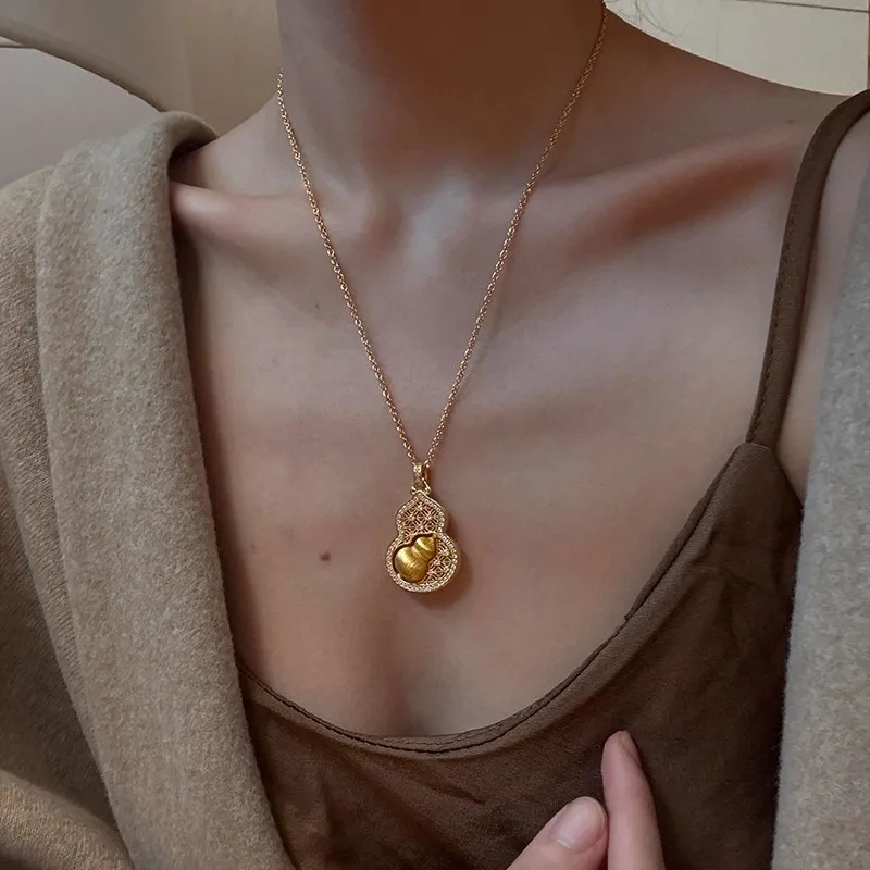 Винтажное колье с подвеской в форме тыквы, инкрустированное бриллиантами, в китайском стиле, с матовой отделкой, цепочка для свитера, украшение для банкета, подарок
Винтажное колье с подвеской в форме тыквы, инкрустированное бриллиантами, в китайском стиле, с матовой отделкой, цепочка для свитера, украшение для банкета, подарок