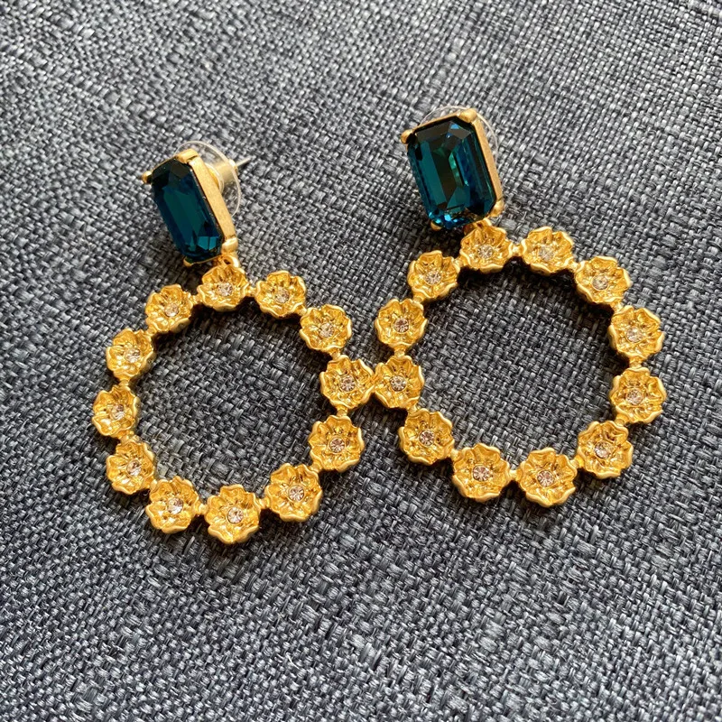 Europe and the United States medieval fashion temperament flower inlaid round earrings
Europe and the United States medieval fashion temperament flower inlaid round earrings