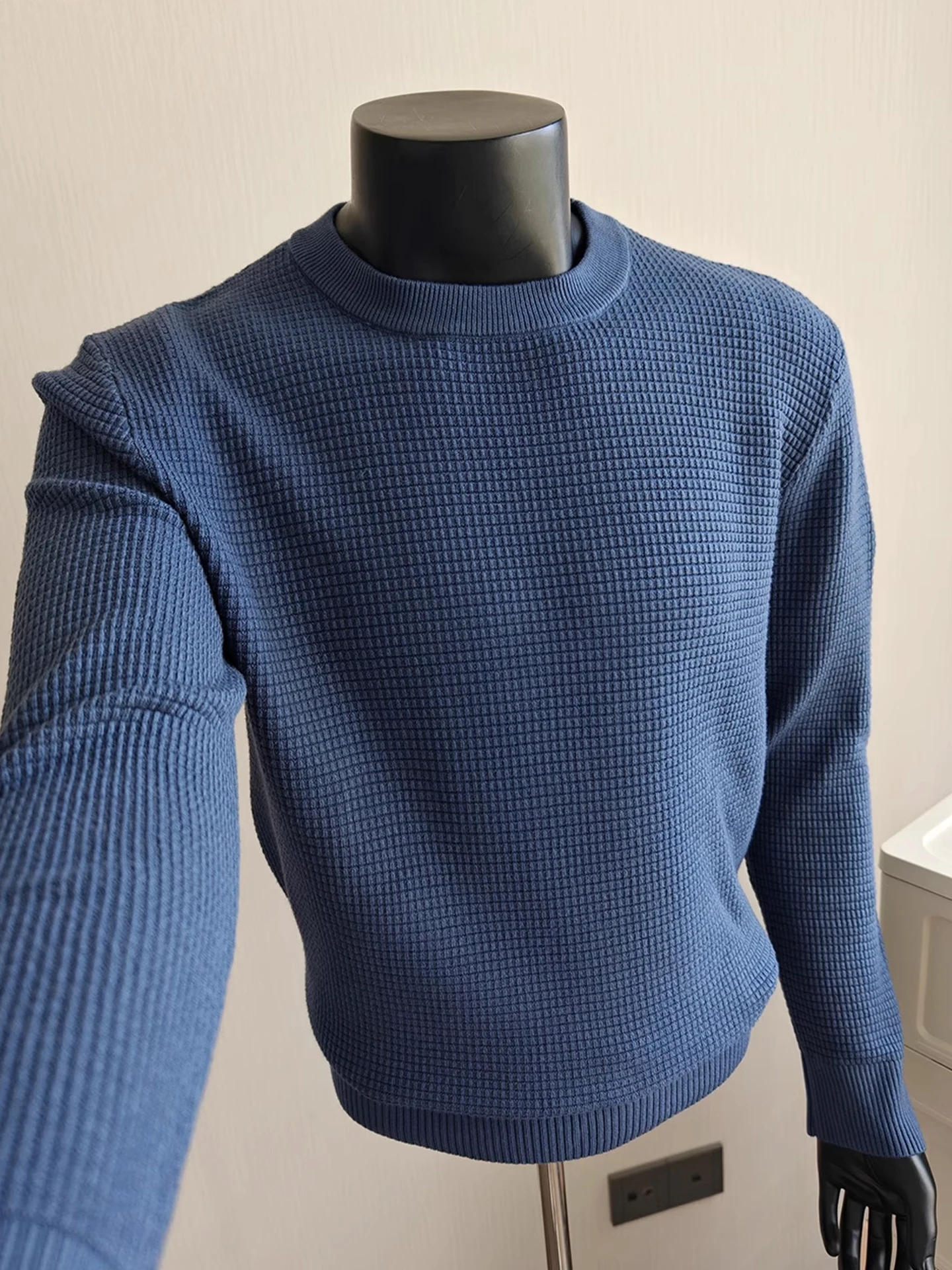 Синий вязаный джемпер с круглым вырезом, базовый слой, повседневная одежда, осень-зима, новинка, мягкий, удобный, свободный крой
Синий вязаный джемпер с круглым вырезом, базовый слой, повседневная одежда, осень-зима, новинка, мягкий, удобный, свободный крой