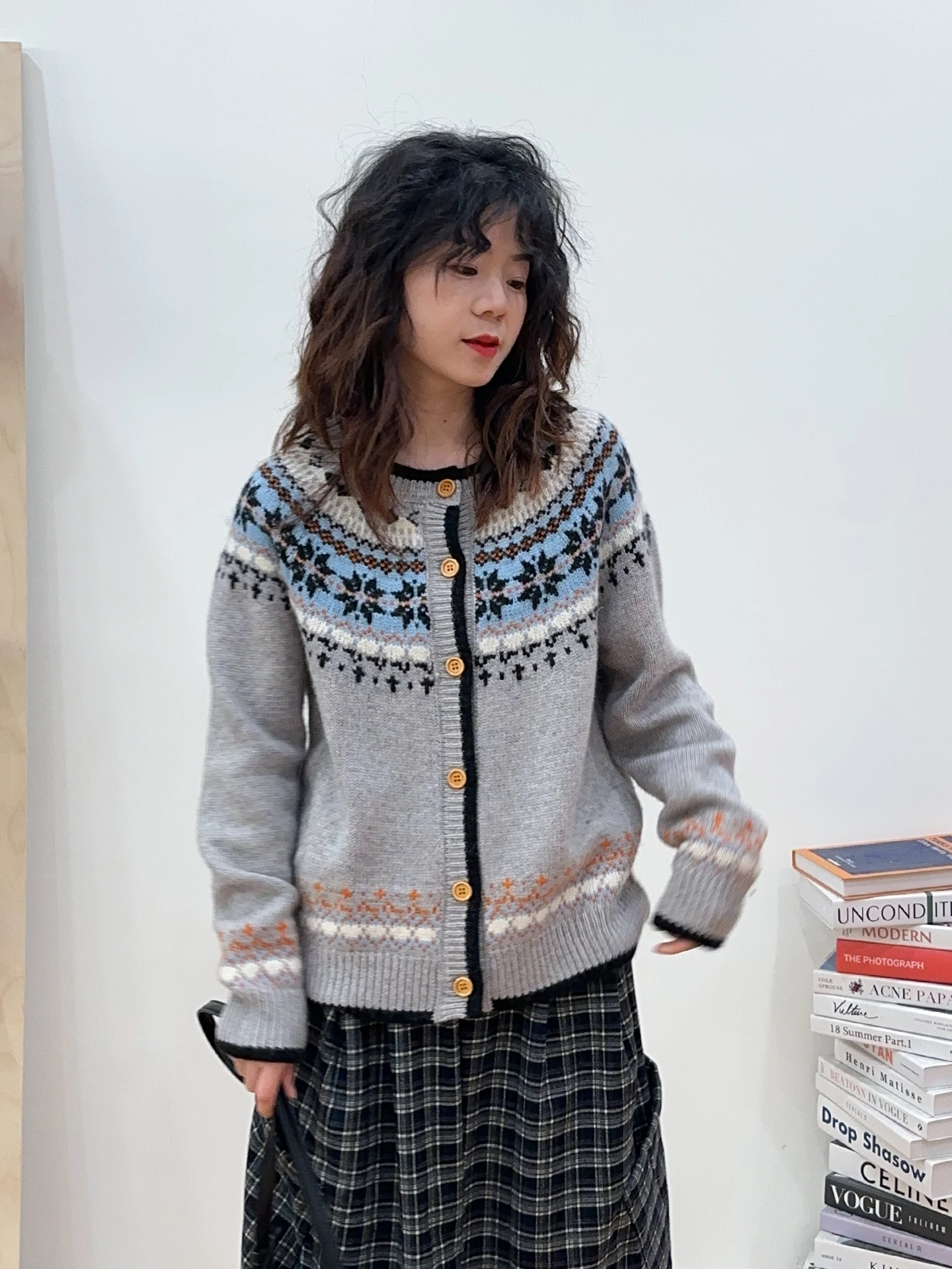 Мягкий вязаный свитер с узором «Скорпион в бутылке» в стиле Fair Isle, универсальный, на одной пуговице, для женщин.
Мягкий вязаный свитер с узором «Скорпион в бутылке» в стиле Fair Isle, универсальный, на одной пуговице, для женщин.