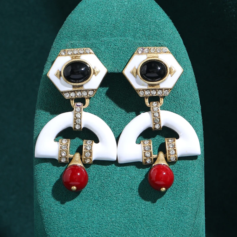 Vintage Black Agate White Enamel Geometry Drop Earring Dangle Rhinestone For Woman Antique Gold Color Luxury Designer Jewelry
Vintage Black Agate White Enamel Geometry Drop Earring Dangle Rhinestone For Woman Antique Gold Color Luxury Designer Jewelry