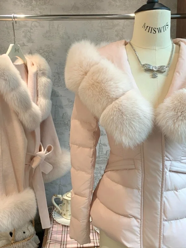 Розовое зимнее хлопковое пальто с меховым воротником и капюшоном, женское модное облегающее пальто, корейское длинное свековое пальто на молнии
Розовое зимнее хлопковое пальто с меховым воротником и капюшоном, женское модное облегающее пальто, корейское длинное свековое пальто на молнии