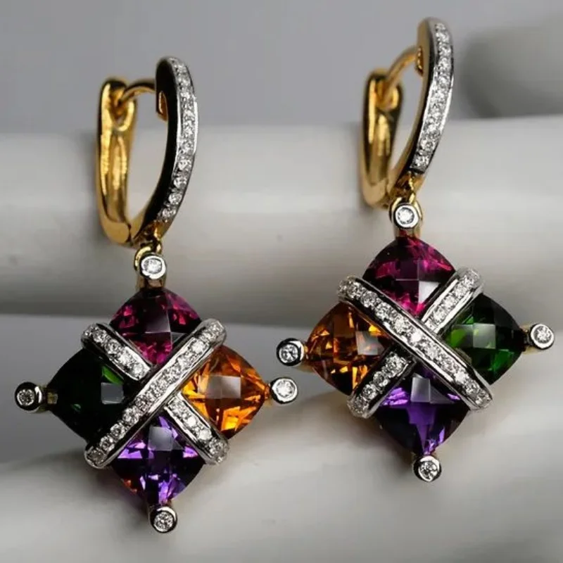 Великолепные женские серьги-подвески из меди с золотистым покрытием и кубическим цирконием, блестящие, для повседневной носки и вечеринок, модные украшения для женщин
Великолепные женские серьги-подвески из меди с золотистым покрытием и кубическим цирконием, блестящие, для повседневной носки и вечеринок, модные украшения для женщин