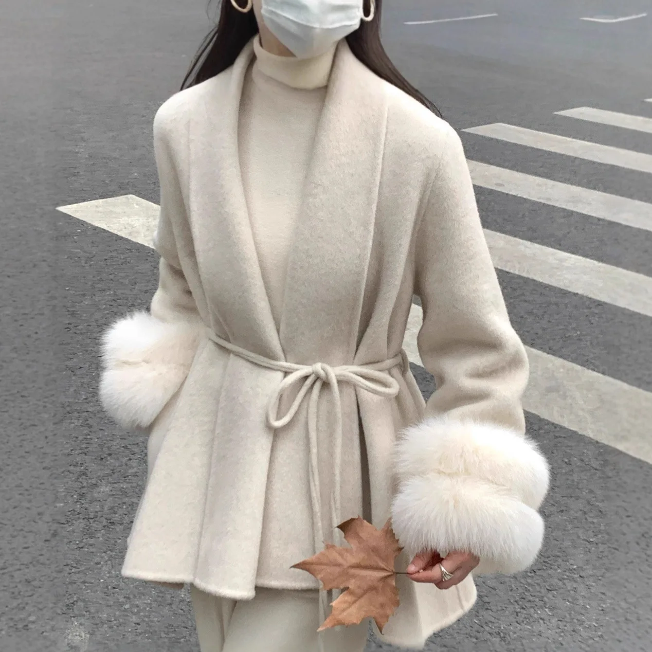 Новое зимнее короткое пальто из 100% двусторонней шерсти, женское повседневное универсальное свободное однотонное пальто с рукавами из натурального меха, шерстяные пальто, осень
Новое зимнее короткое пальто из 100% двусторонней шерсти, женское повседневное универсальное свободное однотонное пальто с рукавами из натурального меха, шерстяные пальто, осень