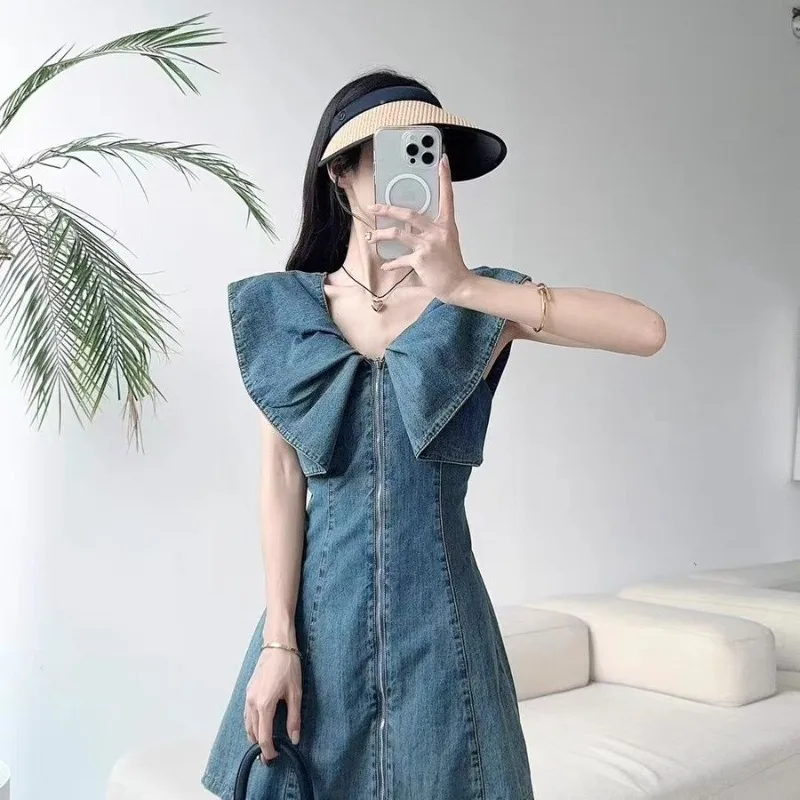 French temperament age reduction summer new retro thin ruffle V-neck medium and long dress denim zipper dress women
French temperament age reduction summer new retro thin ruffle V-neck medium and long dress denim zipper dress women