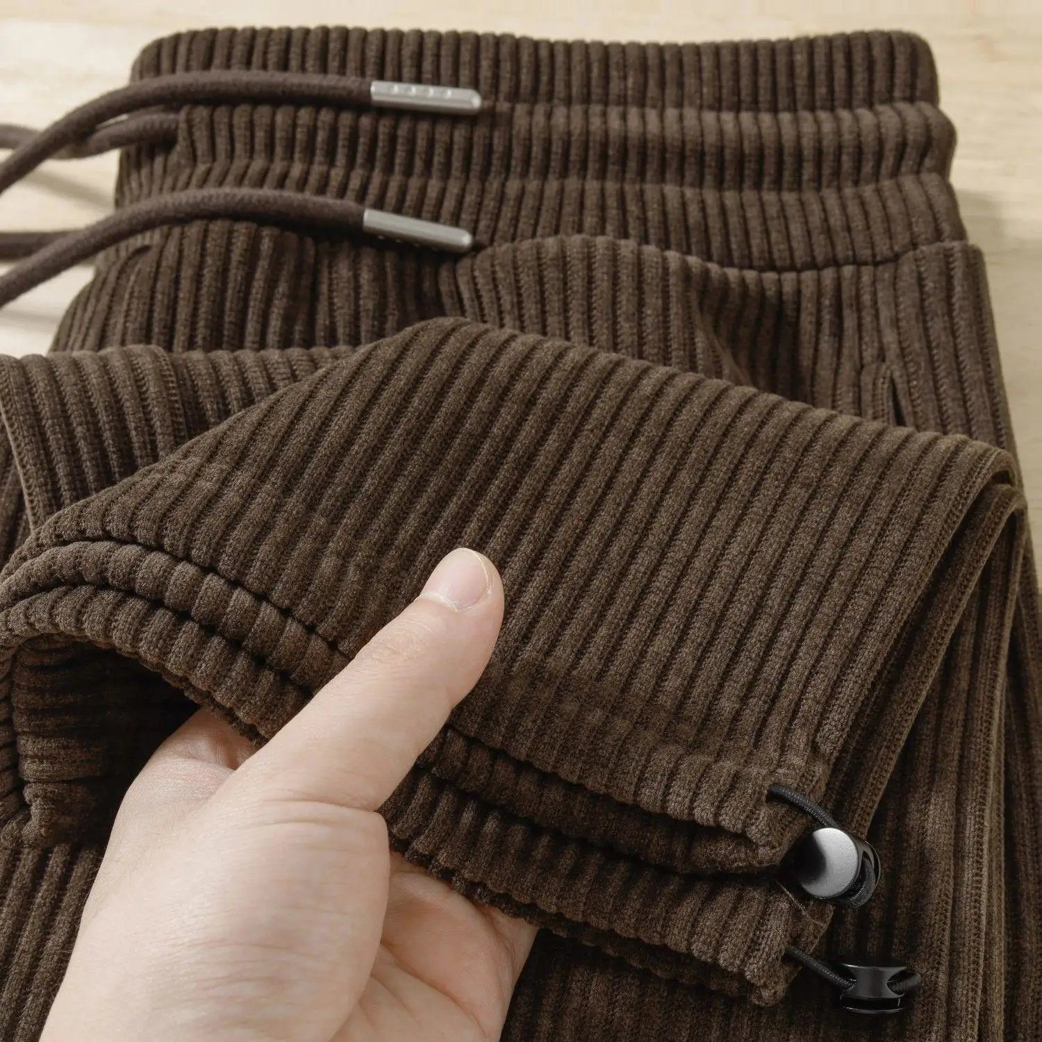 Коричневые повседневные брюки из синели, 400 г, свободный крой, мужские спортивные штаны кофейного цвета в американском стиле ретро, женские зимние 2024
Коричневые повседневные брюки из синели, 400 г, свободный крой, мужские спортивные штаны кофейного цвета в американском стиле ретро, женские зимние 2024