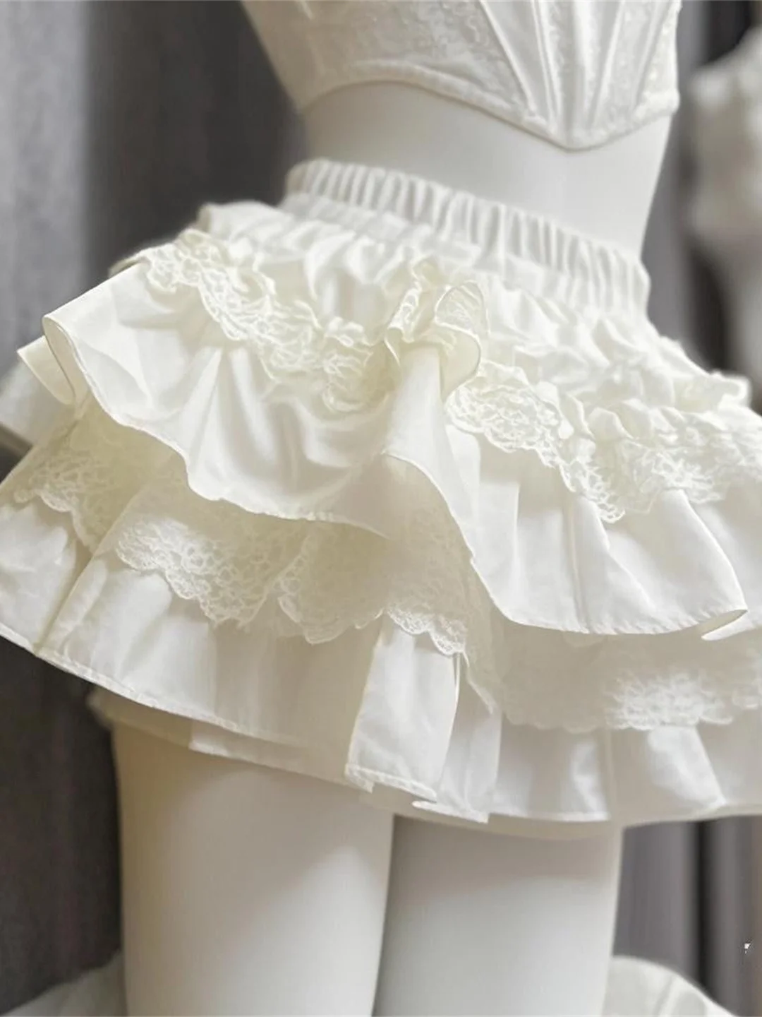 Sweet Lace A-Line Skirt High Waist Fluffy Girls' Skirts Anti-Light Ballet Style Short Skirts Korean Version Slimming Skirts
Sweet Lace A-Line Skirt High Waist Fluffy Girls' Skirts Anti-Light Ballet Style Short Skirts Korean Version Slimming Skirts