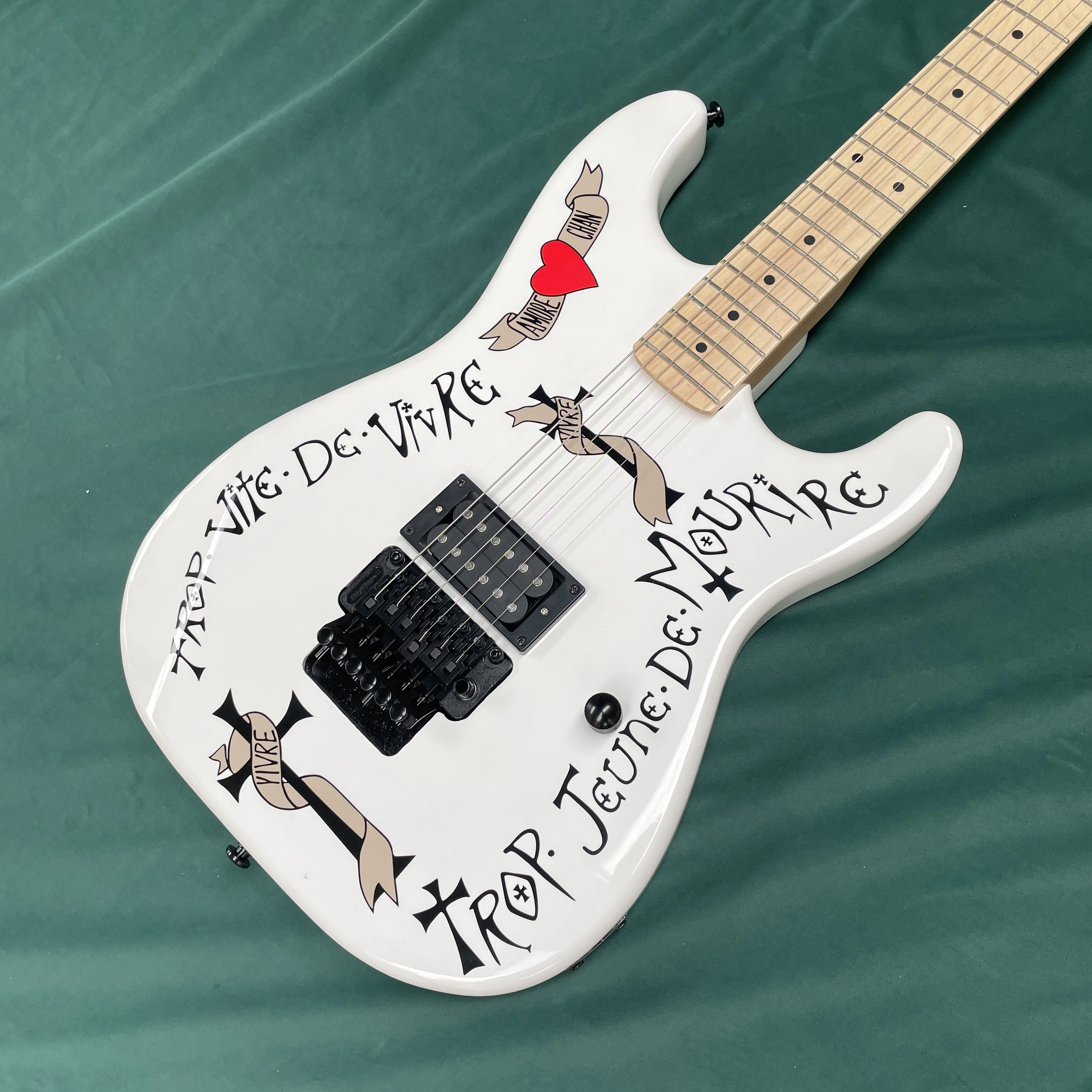 White electric guitar with mahogany body andRed Heart vintage finish guitars, high-end appearance electric guitarra
White electric guitar with mahogany body andRed Heart vintage finish guitars, high-end appearance electric guitarra