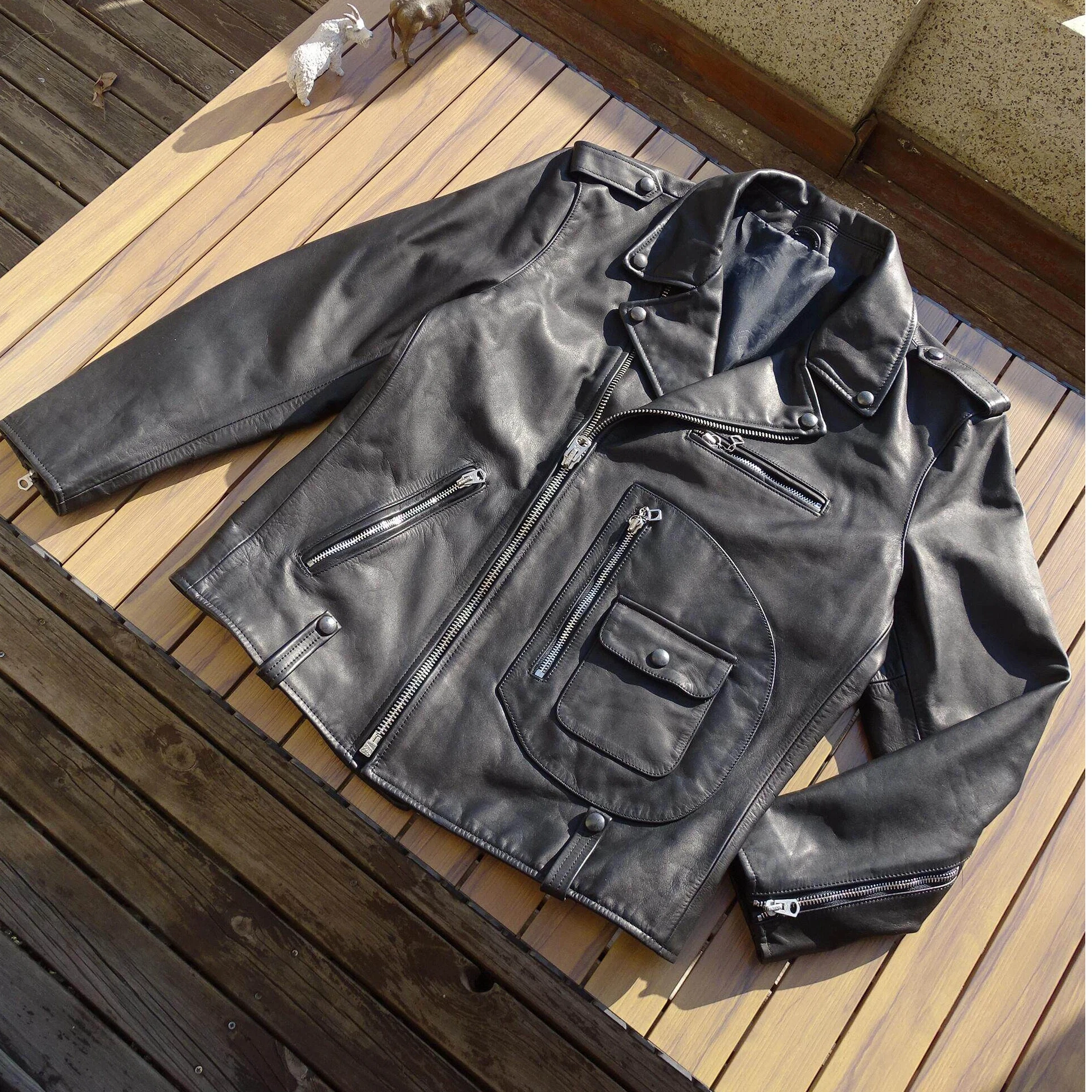 Мужская мотоциклетная куртка American Vintage J24 из натуральной кожи (1.2 мм, высший сорт) с диагональной молнией
Мужская мотоциклетная куртка American Vintage J24 из натуральной кожи (1.2 мм, высший сорт) с диагональной молнией