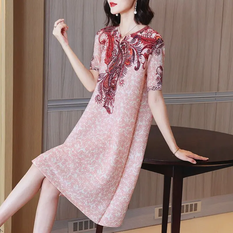 V-neck pleated dress loose large size medium and long 2026 summer new product short sleeve high-end printed A-shaped skirt
V-neck pleated dress loose large size medium and long 2026 summer new product short sleeve high-end printed A-shaped skirt
