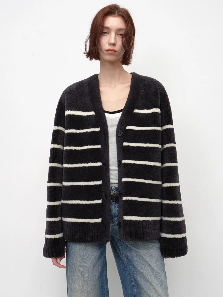 High-end Luxury Merino Sheep Fur Winter Striped Jacket Women Simple Elegant V-neck Single Breasted Genuine Leather Real Fur Coat
High-end Luxury Merino Sheep Fur Winter Striped Jacket Women Simple Elegant V-neck Single Breasted Genuine Leather Real Fur Coat