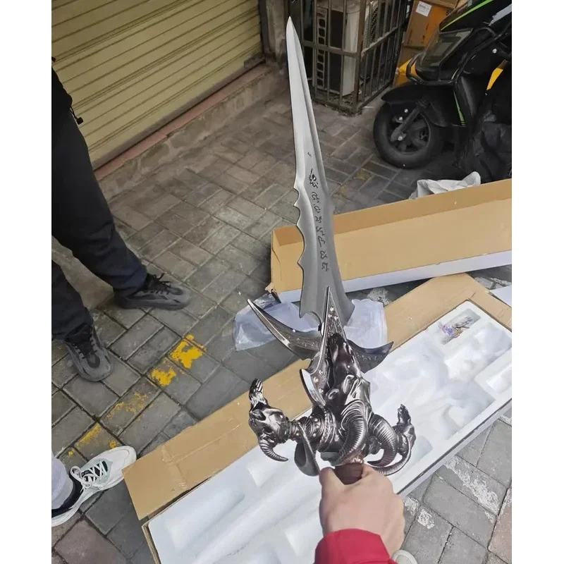 Металлический меч CyCos 1/1 120 см WOW Lich King Arthas Menethil Frostmourne, декор для дома, реквизит для костюмированных вечеринок и косплея, не заточенный.
Металлический меч CyCos 1/1 120 см WOW Lich King Arthas Menethil Frostmourne, декор для дома, реквизит для костюмированных вечеринок и косплея, не заточенный.