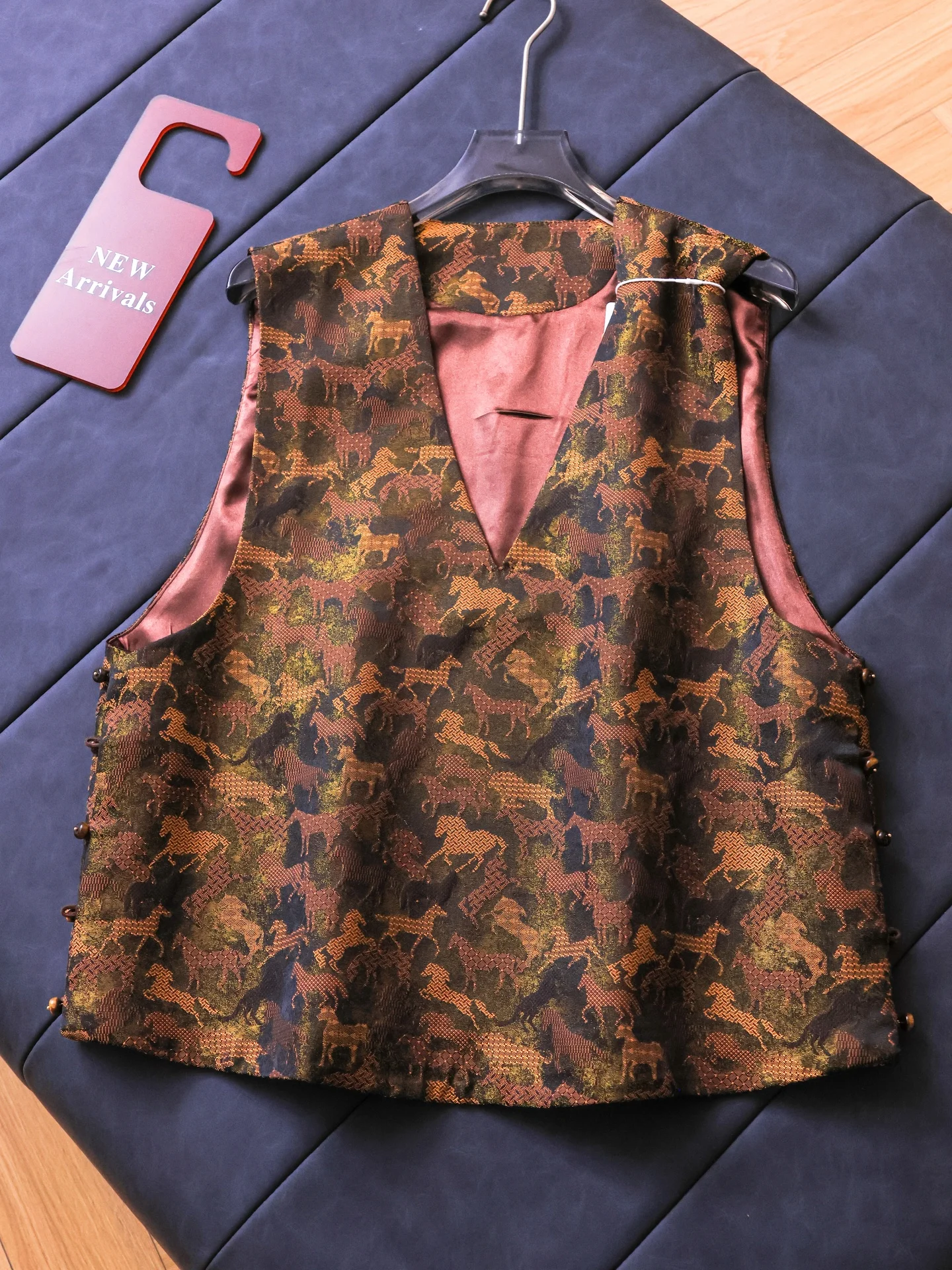 New Chinese Style Gold Embroidered Loose Vest Top Women's Fashion Casual Commute V-Neck Layering Tank Tops E782
New Chinese Style Gold Embroidered Loose Vest Top Women's Fashion Casual Commute V-Neck Layering Tank Tops E782