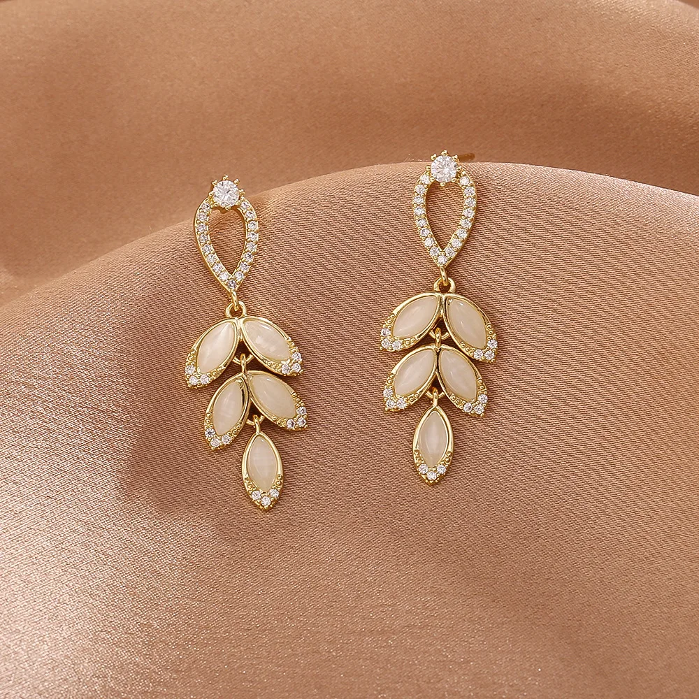 Fashionable, exquisite and high-end cat's eye earrings, elegant leaf zircon earrings, elegant and versatile earrings for women
Fashionable, exquisite and high-end cat's eye earrings, elegant leaf zircon earrings, elegant and versatile earrings for women