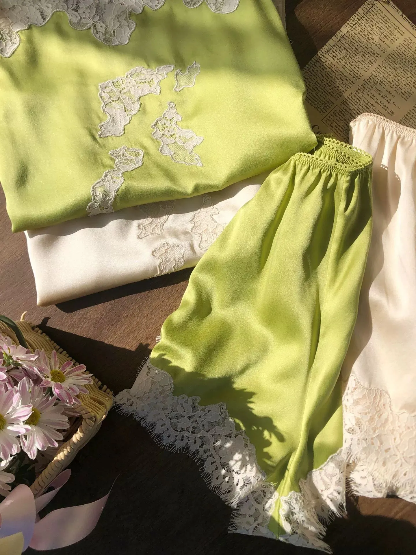 Women's Lace Patchwork 100% Silk Set O-Neck Sleeveless Vest Top + Elastic Waist Shorts Casual Female Suit
Women's Lace Patchwork 100% Silk Set O-Neck Sleeveless Vest Top + Elastic Waist Shorts Casual Female Suit