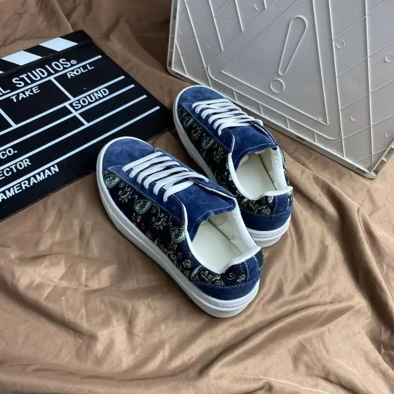2026 American Retro Cashmere Flower Board Shoes for Men Blue Suede Patchwork Casual Shoes Wide Sizes 36-48 Trendy Streetwear
2026 American Retro Cashmere Flower Board Shoes for Men Blue Suede Patchwork Casual Shoes Wide Sizes 36-48 Trendy Streetwear