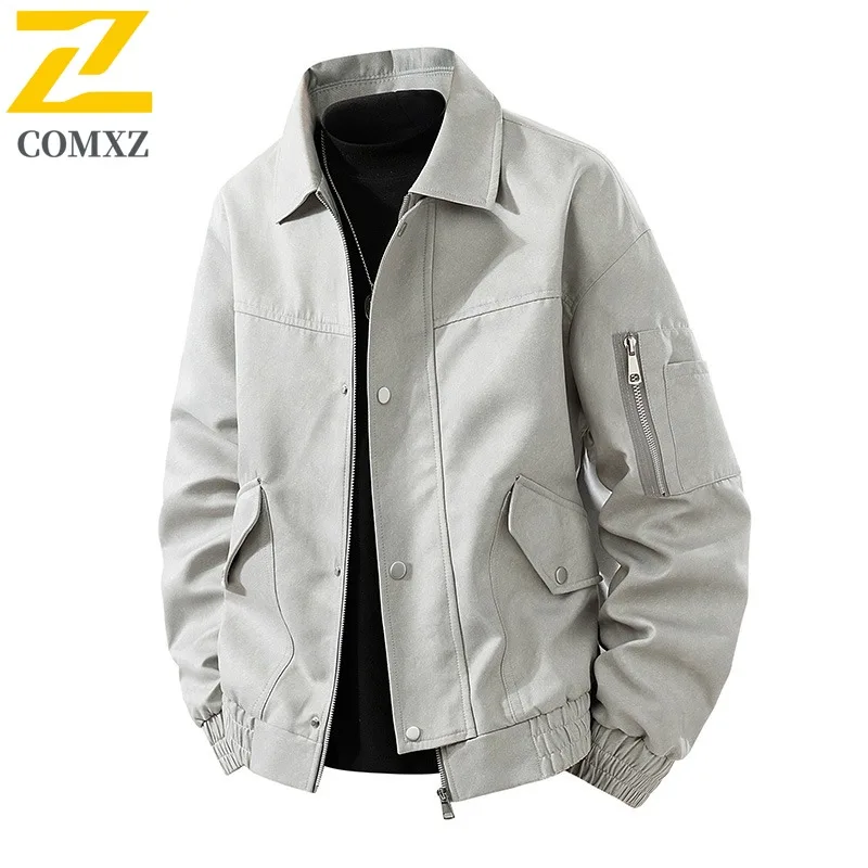 COMXZ 2025 Новая мужская уличная куртка в американском стиле, трендовая повседневная спортивная свободная посадка, универсальный топ с лацканами, водонепроницаемое и ветрозащитное пальто
COMXZ 2025 Новая мужская уличная куртка в американском стиле, трендовая повседневная спортивная свободная посадка, универсальный топ с лацканами, водонепроницаемое и ветрозащитное пальто