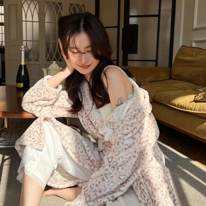 Plush Thick Hooded Robe Coral Fleece Sleepwear Women's Flannel Loose Bathrobe Autumn Winter New Leopard Print Home Clothing
Plush Thick Hooded Robe Coral Fleece Sleepwear Women's Flannel Loose Bathrobe Autumn Winter New Leopard Print Home Clothing