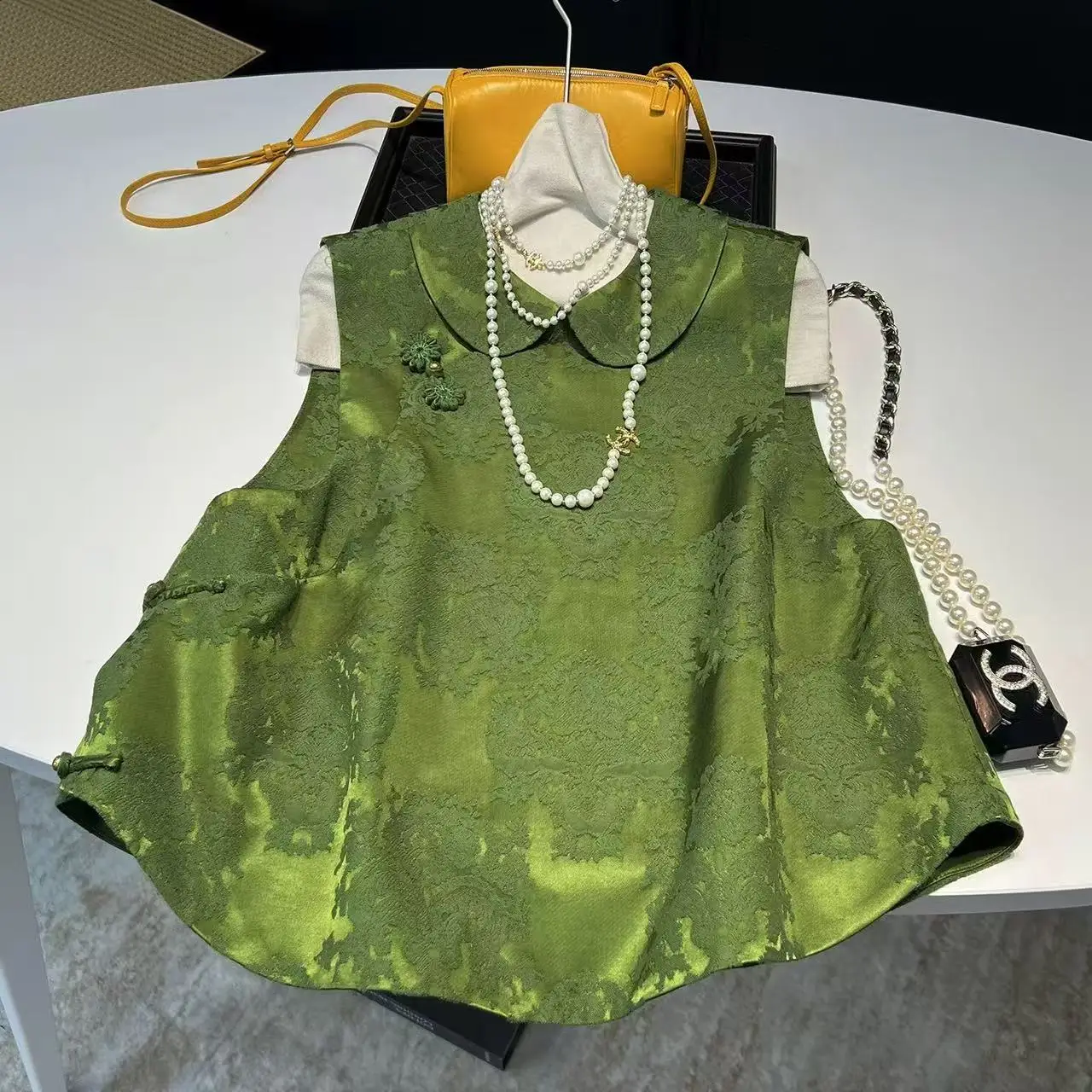 2025 New Chinese Style Collar Vest Women's Song Dynasty Brocade Jacquard Light Luxury Waistcoat Retro Top
2025 New Chinese Style Collar Vest Women's Song Dynasty Brocade Jacquard Light Luxury Waistcoat Retro Top