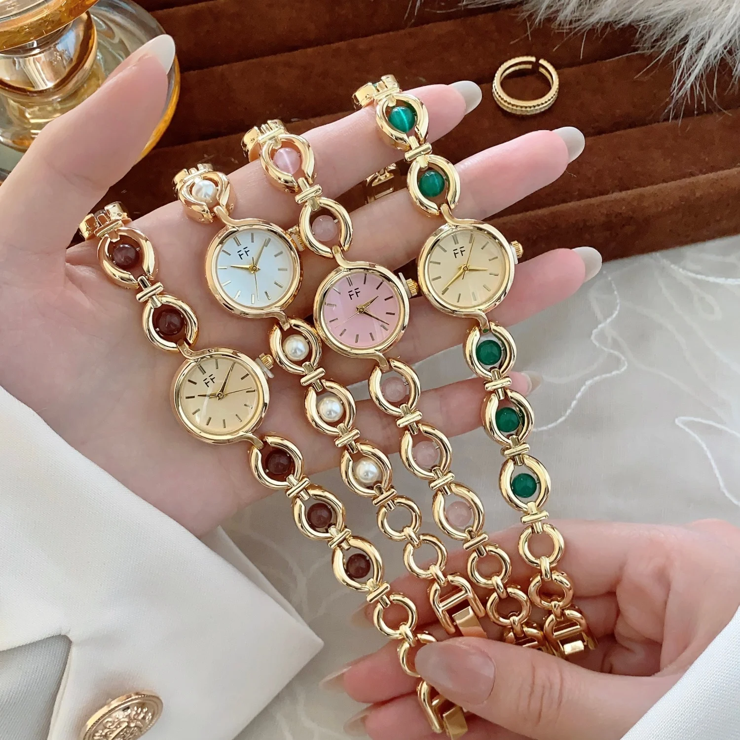 Elegant Round Watch for Women With Sparkling Translucent Stones New High-End Luxury Quartz Watches Gold Bracelet Wristwatches
Elegant Round Watch for Women With Sparkling Translucent Stones New High-End Luxury Quartz Watches Gold Bracelet Wristwatches