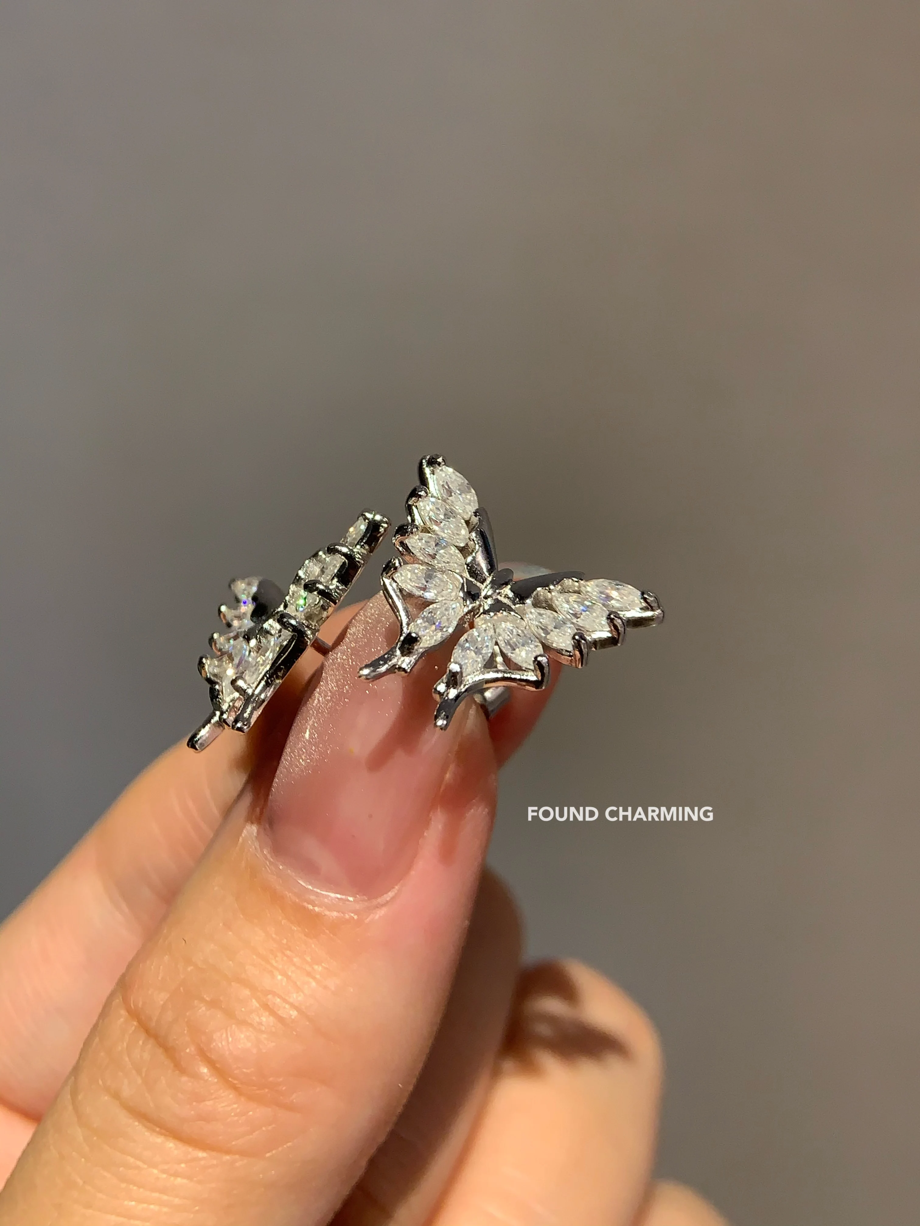 Серьги-гвоздики Iced Dout с муассанитом и бабочкой 925, ювелирные изделия для женщин и мужчин
Серьги-гвоздики Iced Dout с муассанитом и бабочкой 925, ювелирные изделия для женщин и мужчин