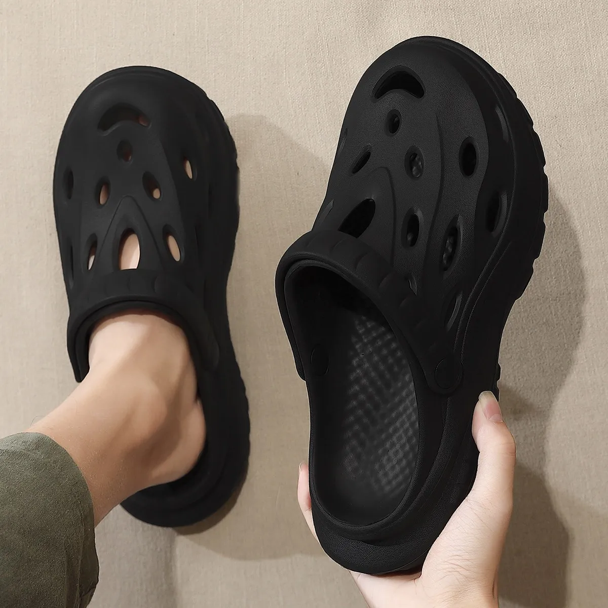 Men's Slip-On Thick Bottom Anti-Slip Head Cover Slippers Summer Outdoor Wear Hole Hole Shoes Simple Style EVA Material
Men's Slip-On Thick Bottom Anti-Slip Head Cover Slippers Summer Outdoor Wear Hole Hole Shoes Simple Style EVA Material