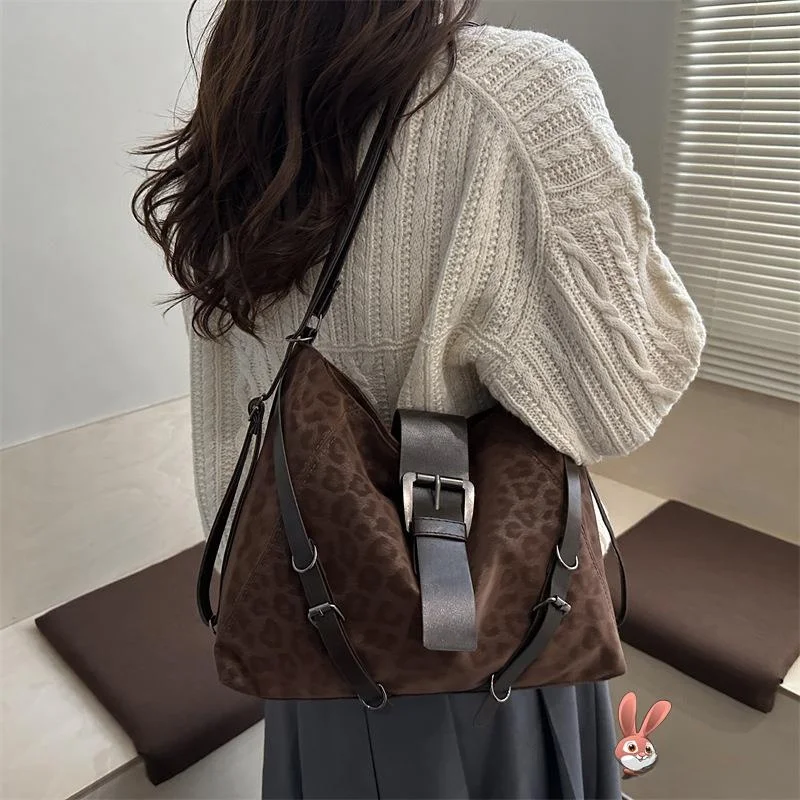 Женская большая сумка через плечо с леопардовым принтом, сумка-тоут с двойным ремнем, модная винтажная сумка, износостойкая, в стиле ретро.
Женская большая сумка через плечо с леопардовым принтом, сумка-тоут с двойным ремнем, модная винтажная сумка, износостойкая, в стиле ретро.