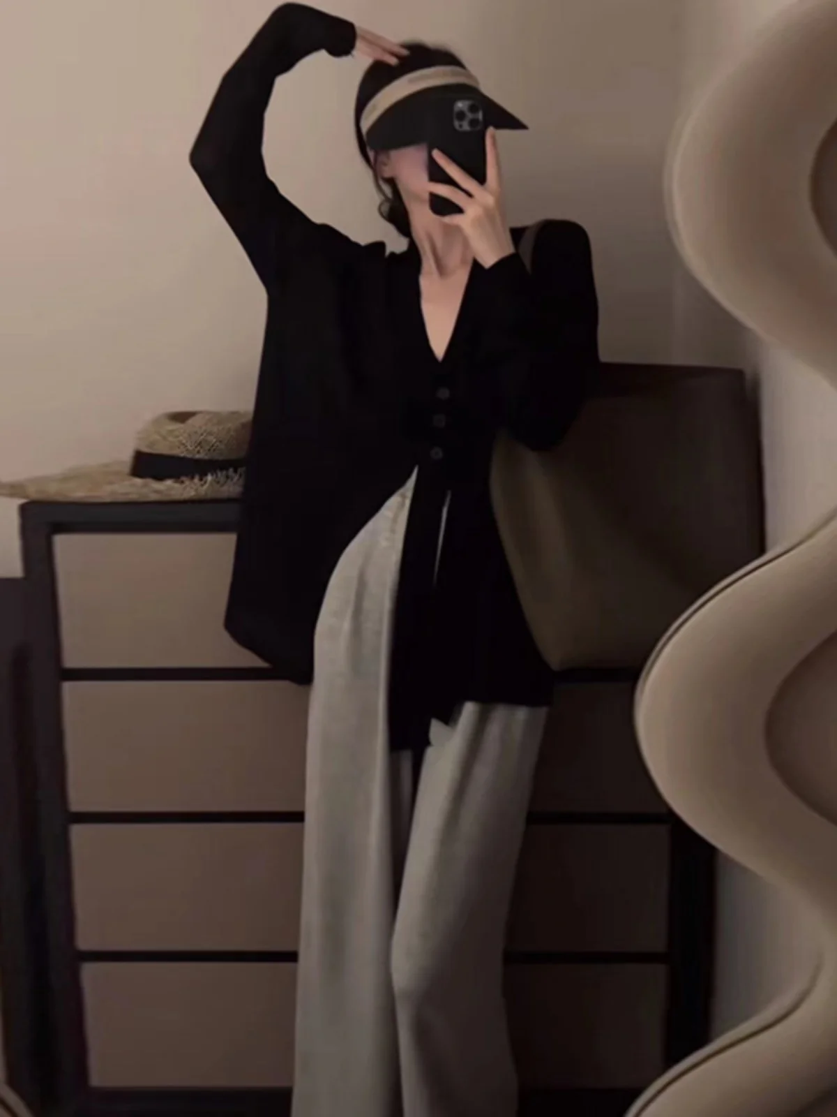 Chic Autumn Lazy Style V-Neck Three-Button Design Asymmetrical High Waist Wide Leg Pants Long Pants Set Fashionable Ensemble
Chic Autumn Lazy Style V-Neck Three-Button Design Asymmetrical High Waist Wide Leg Pants Long Pants Set Fashionable Ensemble