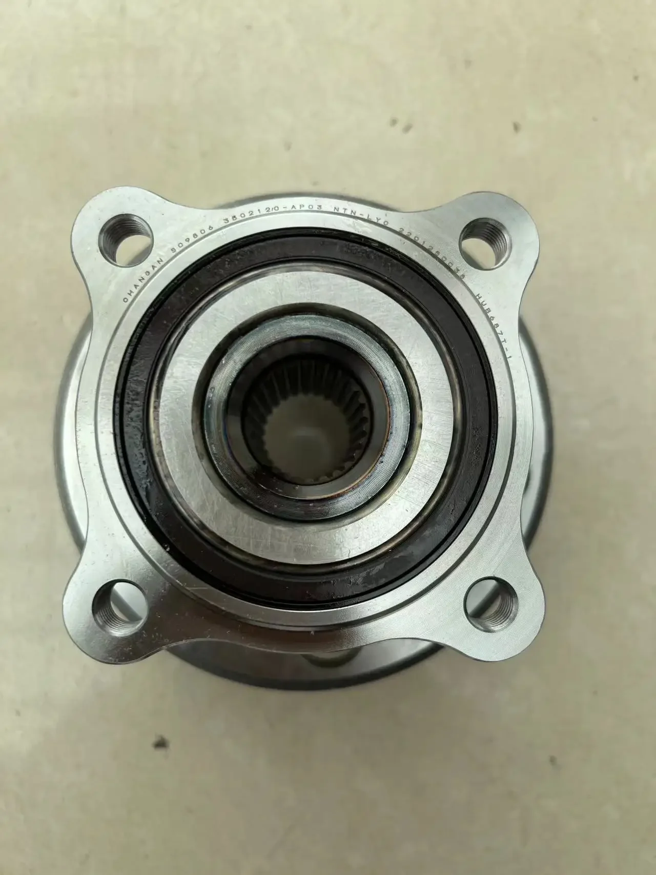 1PCS Rear Wheel Hub Assembly for Changan CS95 Four-wheel Drive 4WD 3502120-AP03
1PCS Rear Wheel Hub Assembly for Changan CS95 Four-wheel Drive 4WD 3502120-AP03