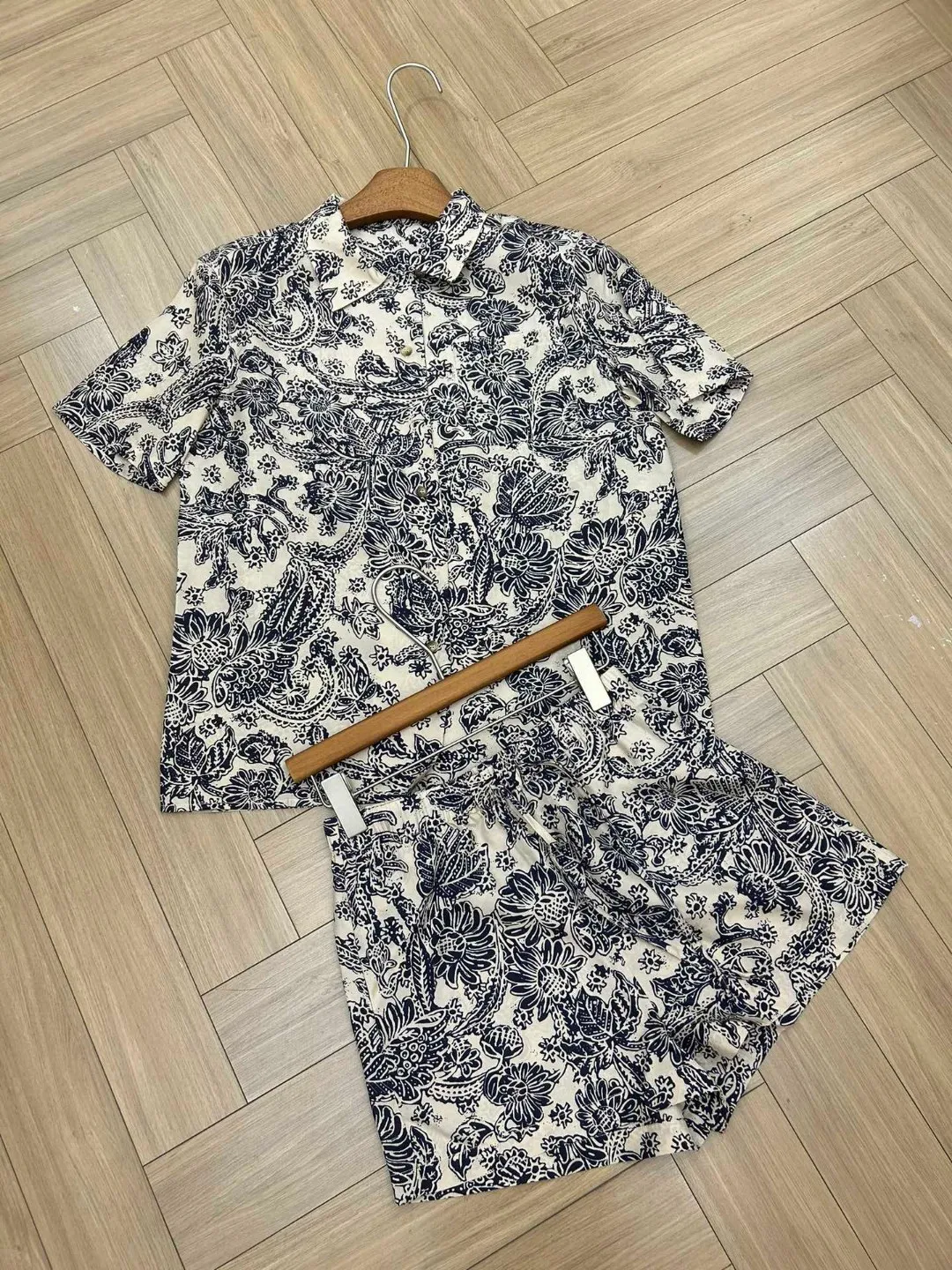 Spring And Summer New High Quality Fashion Silk Short-Sleeved Shirt Silk Elastic Waist Shorts Suit For Women
Spring And Summer New High Quality Fashion Silk Short-Sleeved Shirt Silk Elastic Waist Shorts Suit For Women