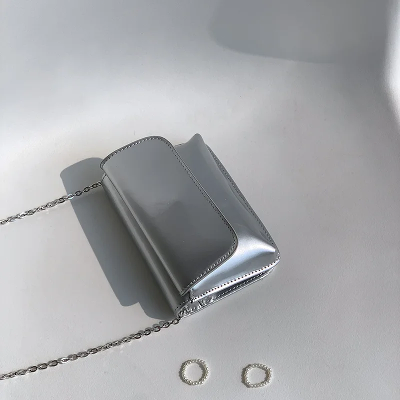 Solid patent leather small square bag 2025 new crossbody bag women's versatile ins niche single shoulder commuting women's bag
Solid patent leather small square bag 2025 new crossbody bag women's versatile ins niche single shoulder commuting women's bag