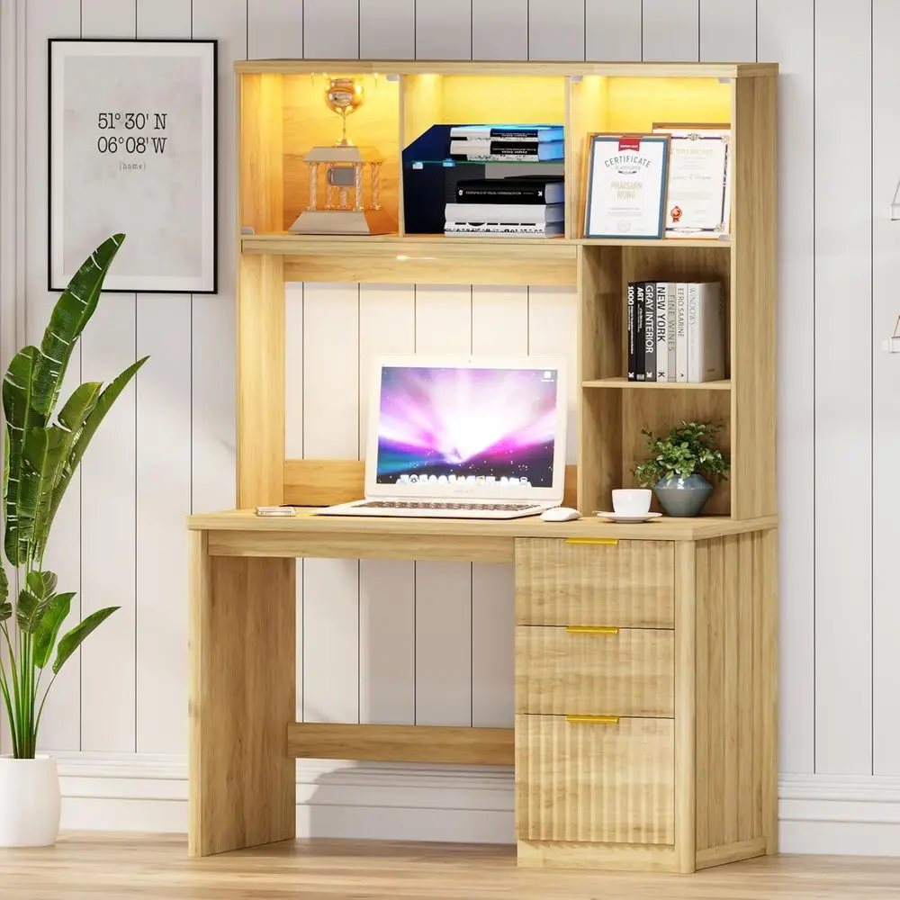 Элегантный деревянный письменный стол с тремя ящиками и верхней полкой, офисный стол руководителя с розетками и светодиодной подсветкой, улучшенное хранение для домашнего офиса
Элегантный деревянный письменный стол с тремя ящиками и верхней полкой, офисный стол руководителя с розетками и светодиодной подсветкой, улучшенное хранение для домашнего офиса