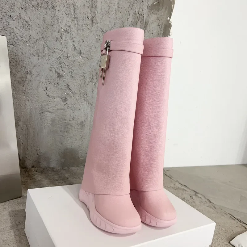 New Trousers Boots Metal Lock Buckles Round Toe Wedge Heel Litchi Pattern Elevated Slim Slope Shark Boot Trend Knee High Boots
New Trousers Boots Metal Lock Buckles Round Toe Wedge Heel Litchi Pattern Elevated Slim Slope Shark Boot Trend Knee High Boots